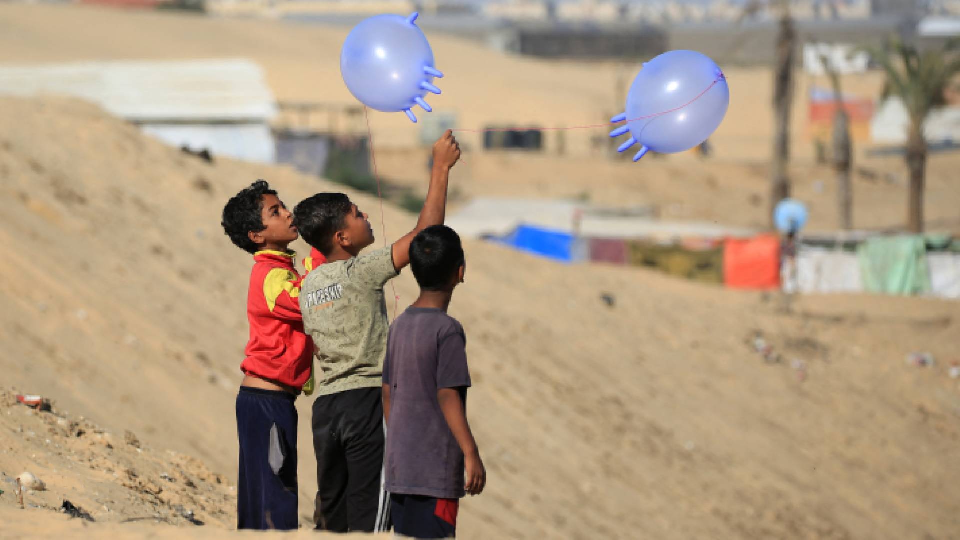 أطفال يلهون في قطاع غزة