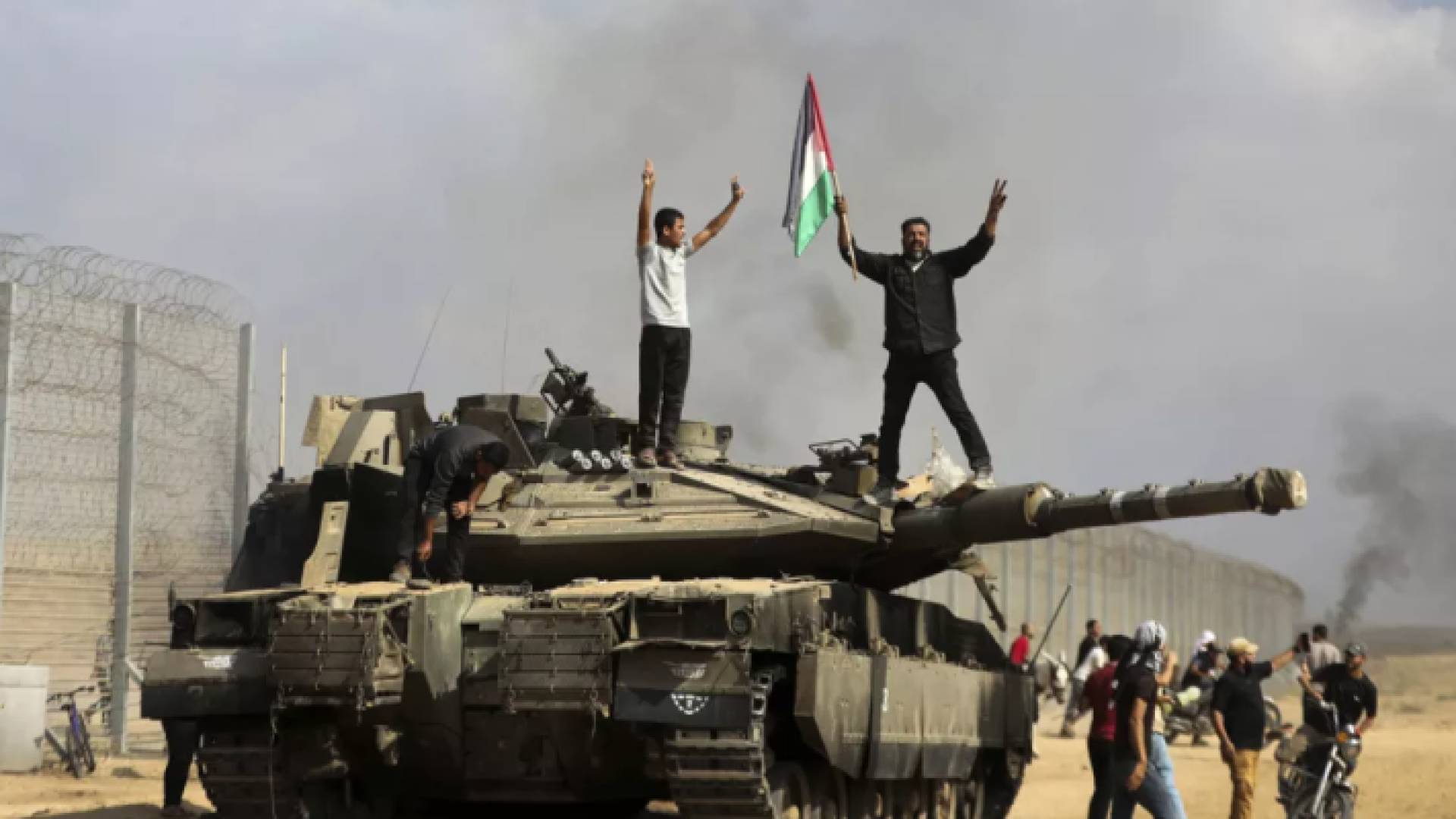 فلسطينيون يعتلون دبابة للاحتلال في طوفان الأقصى