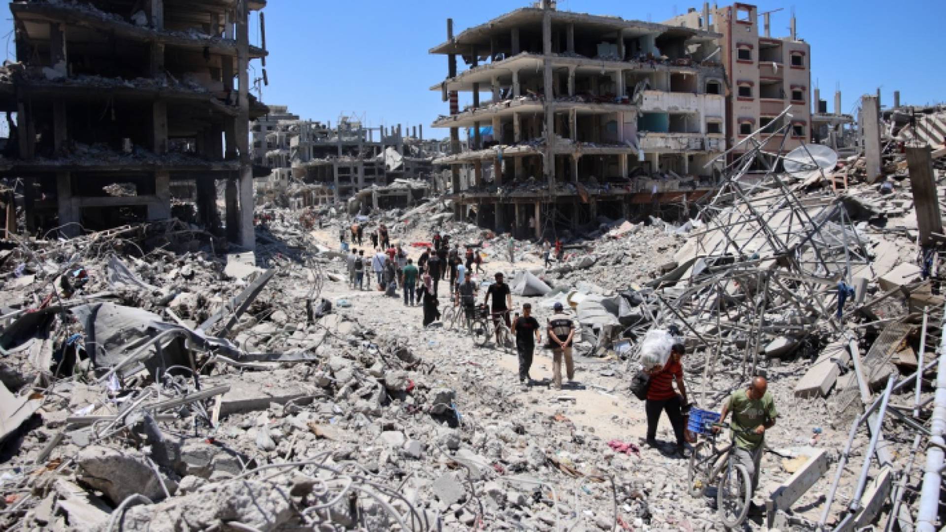 فلسطينيون ينزحون من مخيم جباليا في شمال قطاع غزة