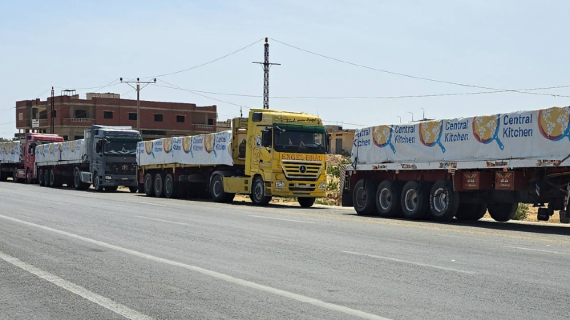 شاحنات مساعدات عالقة على معبر رفح