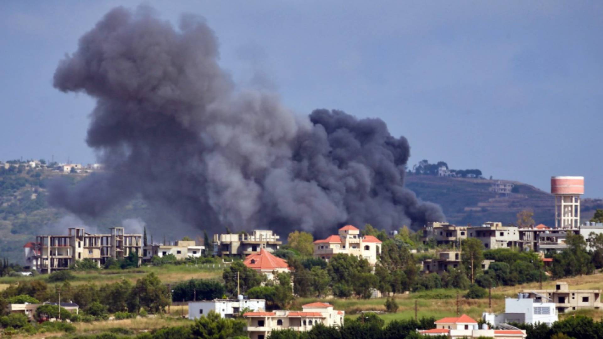 تصاعد الدخان جراء غارة جوية للاحتلال استهدفت قرية الخيام جنوب لبنان