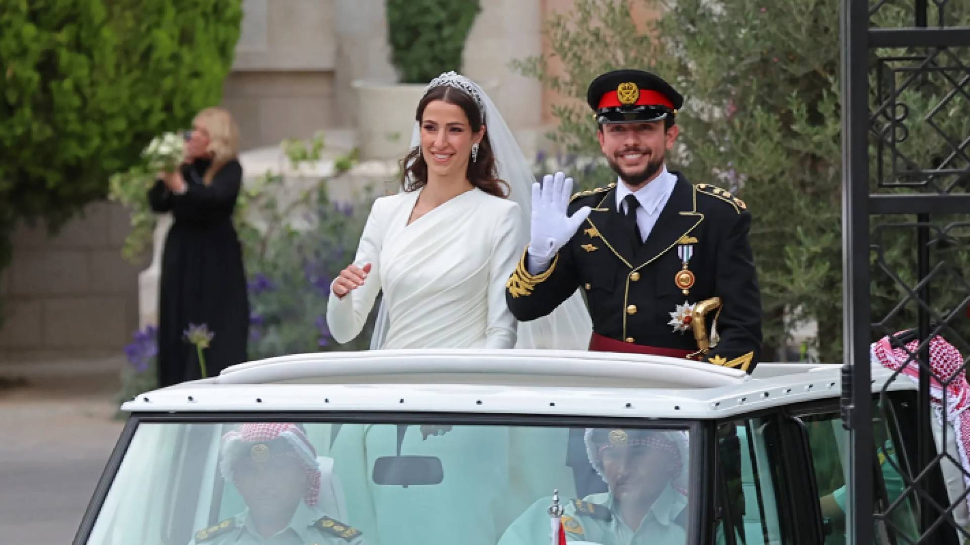 صورة لزفاف الأمير الحسين والأميرة رجوة الحسين