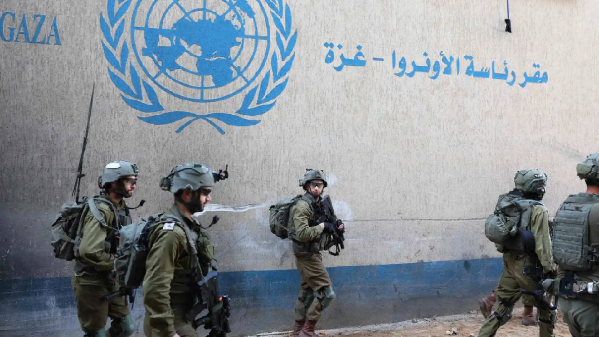 جنود من جيش الاحتلال الإسرائيلي أمام مقر وكالة الأمم المتحدة لإغاثة وتشغيل اللاجئين الفلسطينيين (الأونروا) في غزة