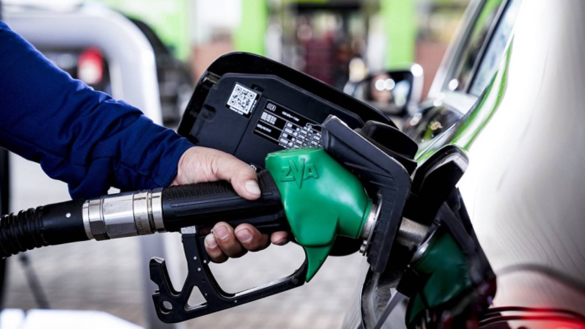 عامل يقون بتعبئة خزان أحد المركبات بالوقود