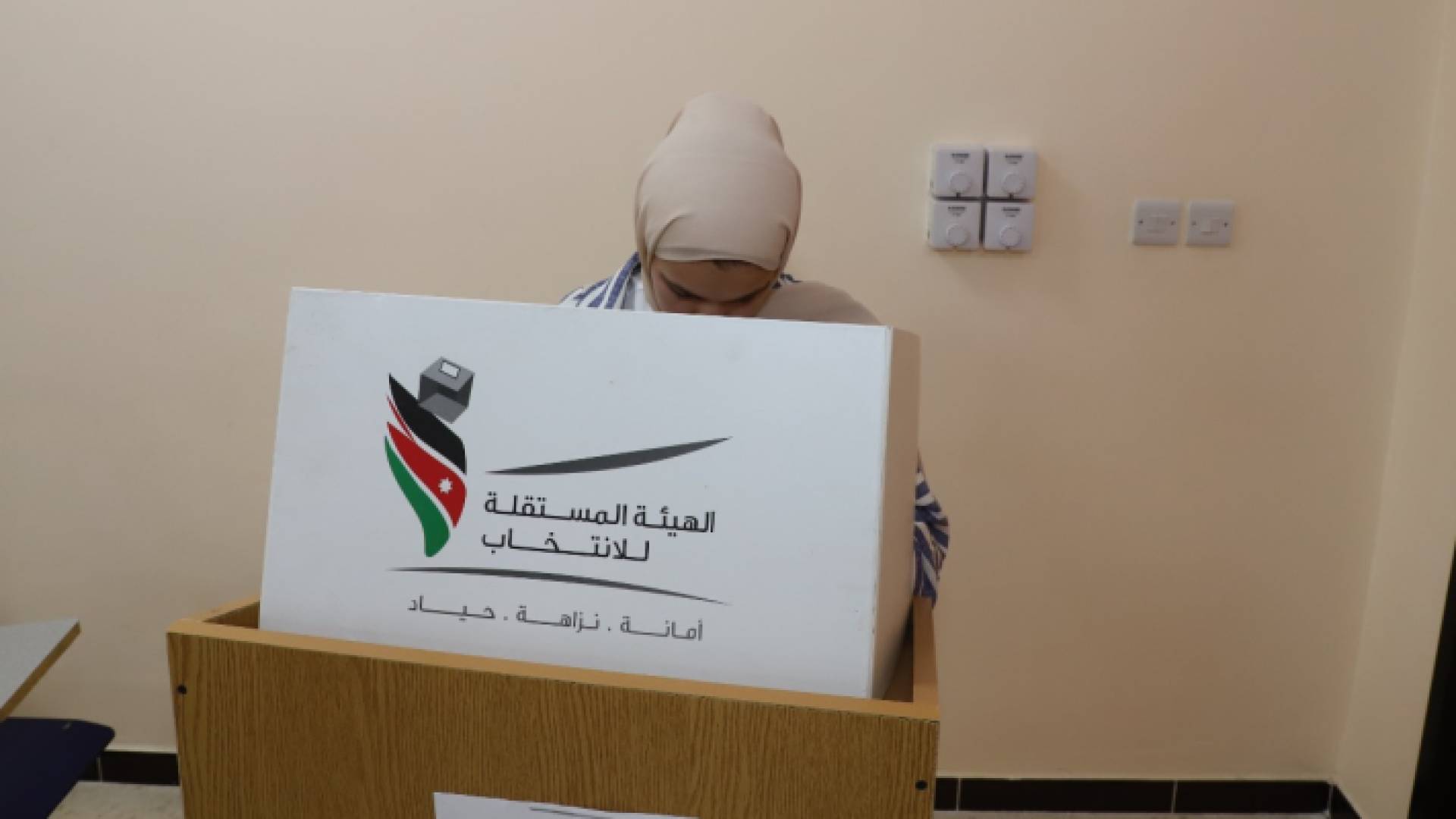 سيدة تمار حقها الانتخابي "أرشيفية"