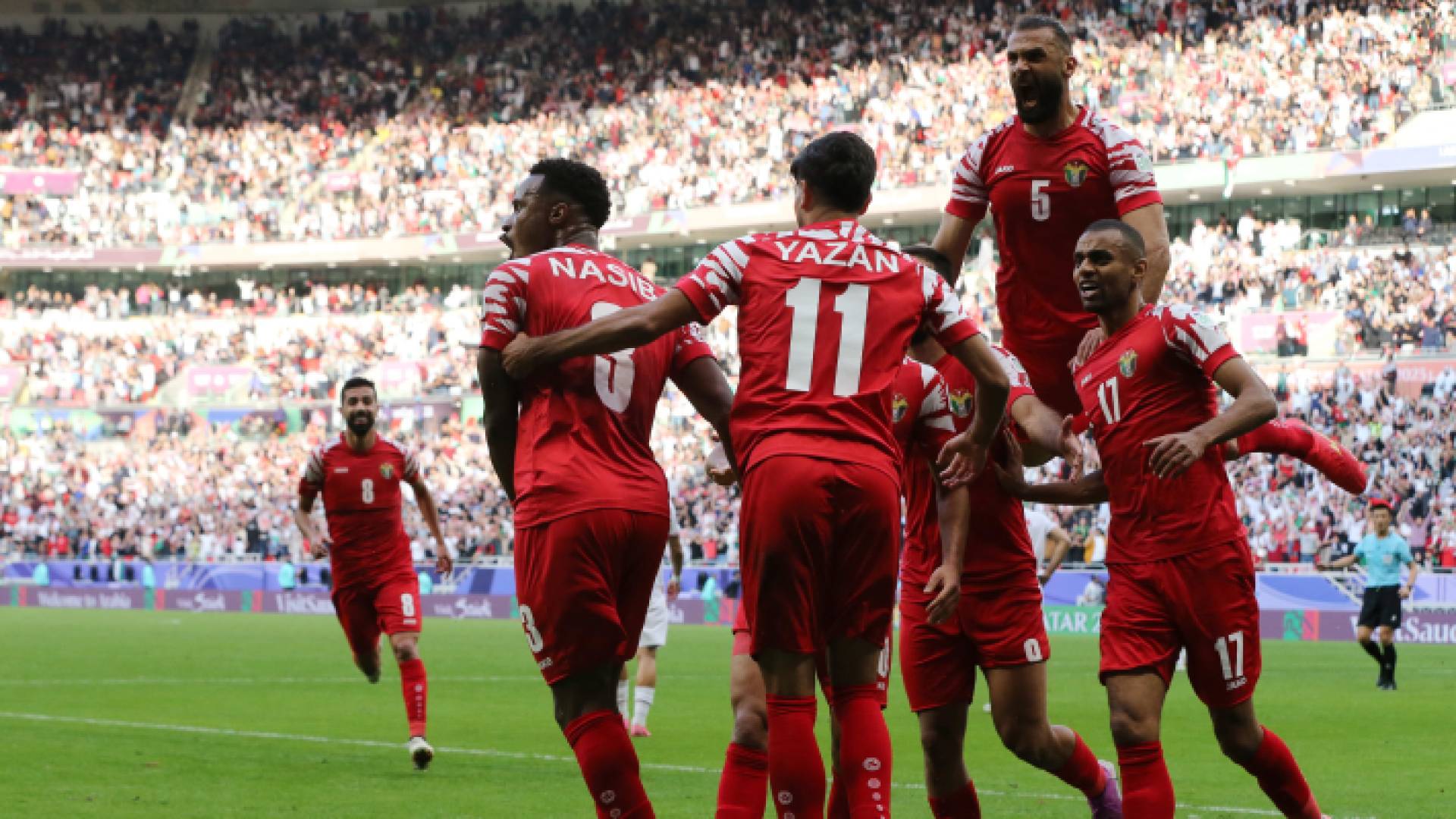 لاعبو النشامى يحتفلون بهدف سابق في مرمى طاجيكستان