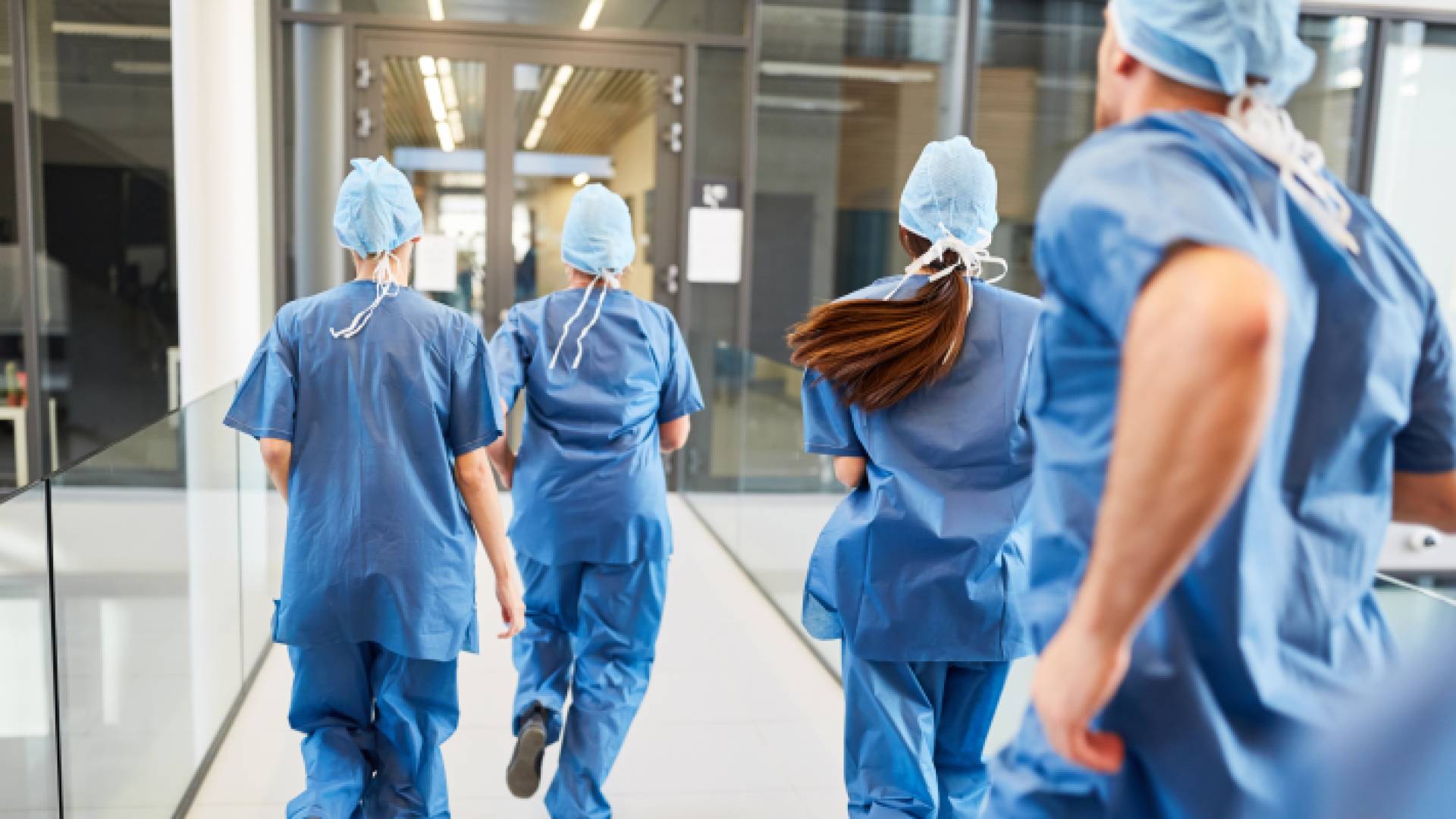 أطباء يتوجهون إلى إجراء طبي عاجل