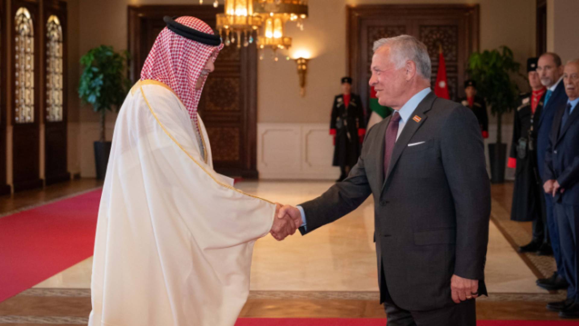 جلالة الملك عبدالله الثاني وسفير مملكة البحرين