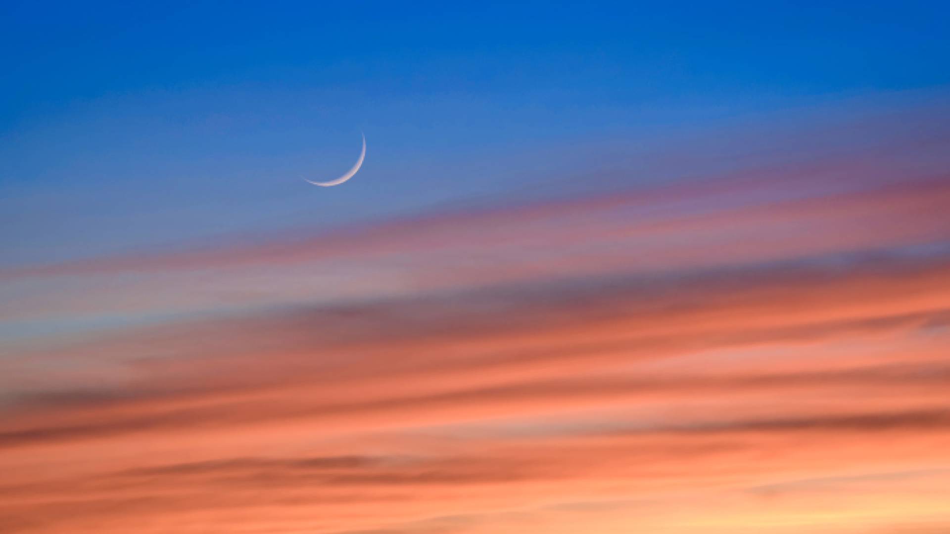 هلال يتوسط السماء "تعبيرية"