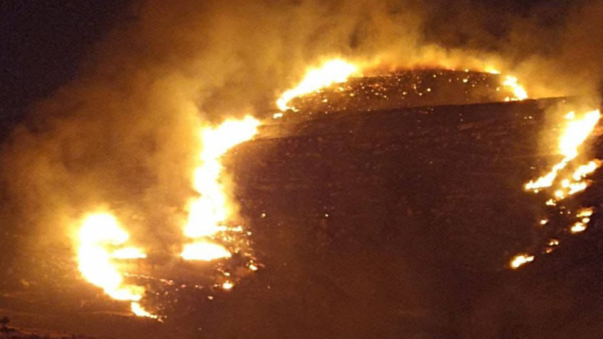 اشتعال النيران في محاصيل زراعية بقرية المغير بفعل المستوطنين