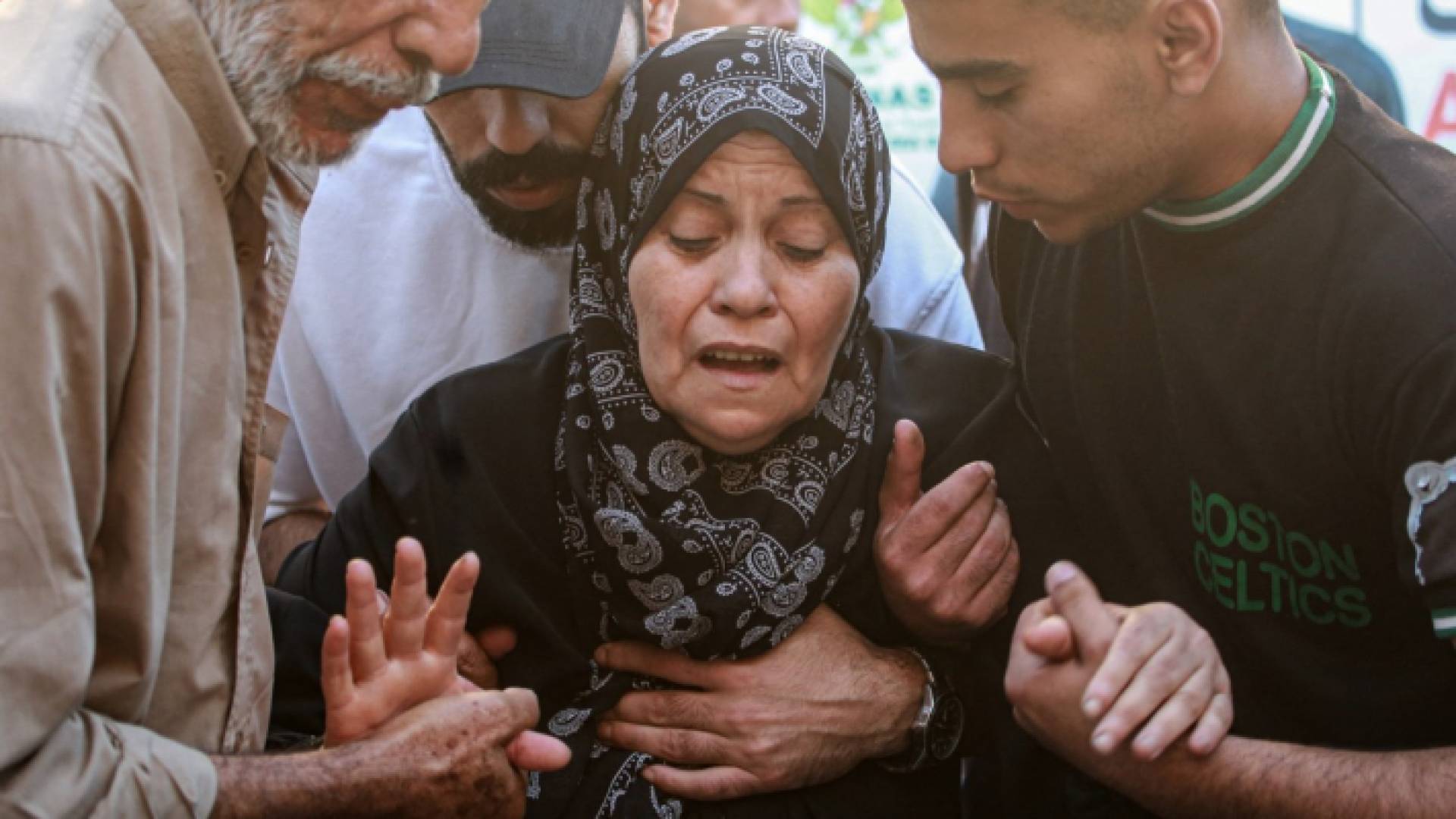 فلسطينية تبكي عائلتها في قطاع غزة