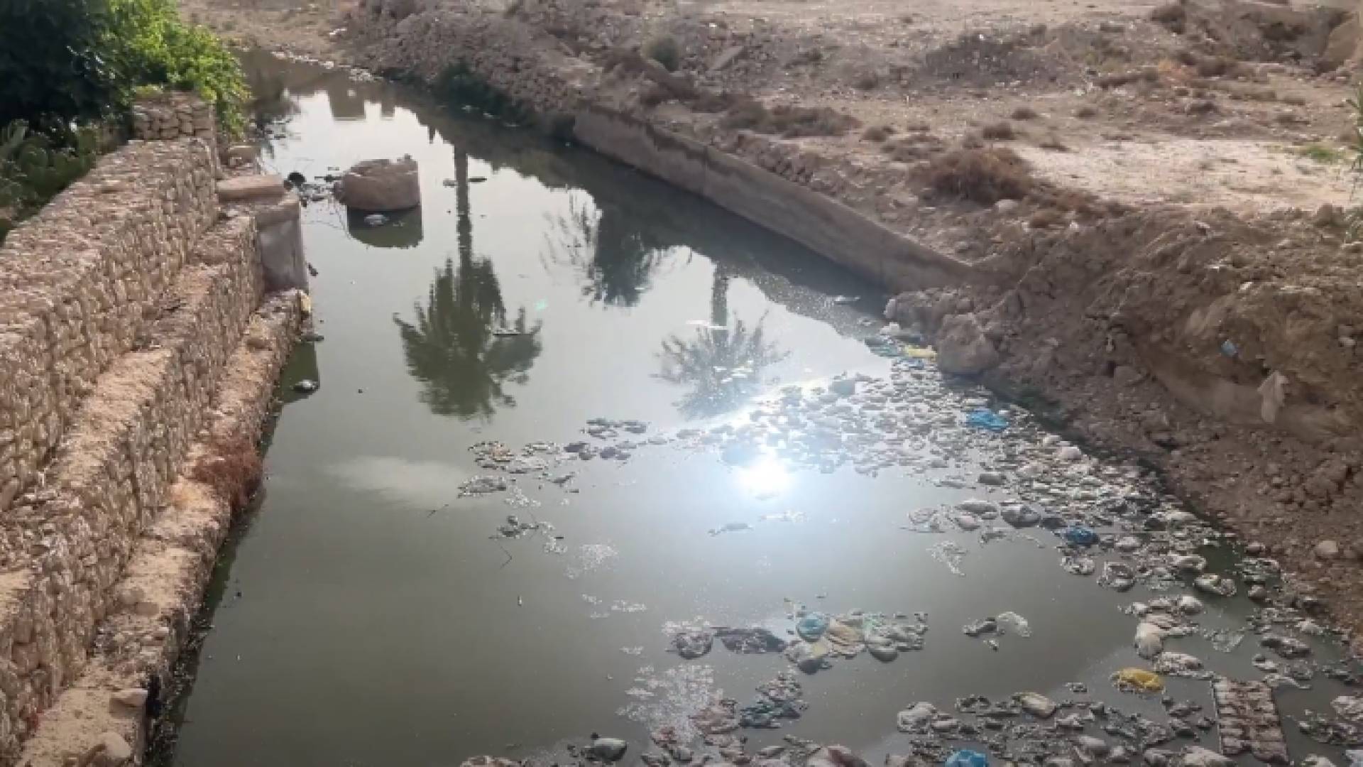 مياه الصرف الصحي في مجرى وادي القناطر