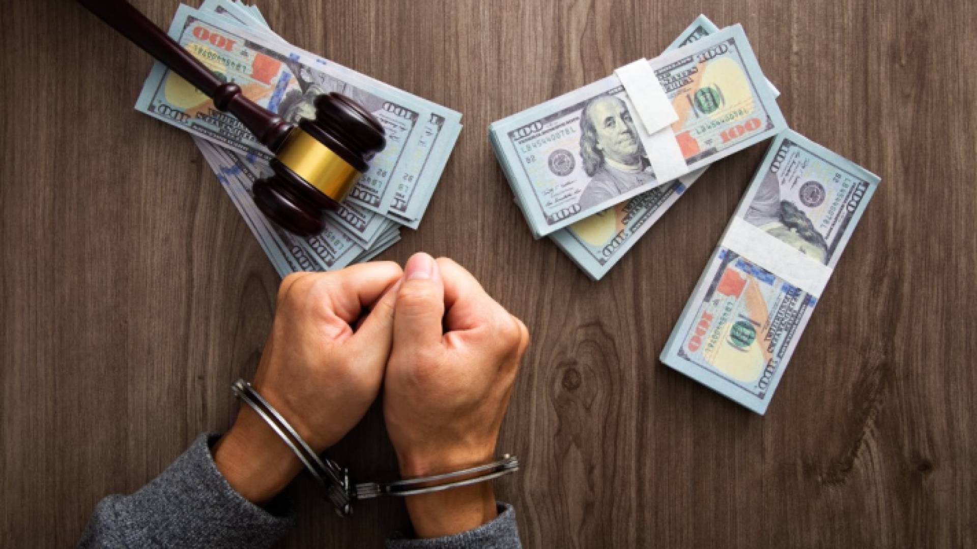 مطرقة محكمة ودولارات