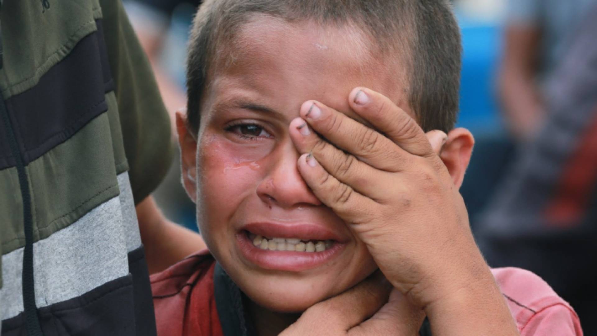 صبي فلسطيني نازح يبكي على وفاة والده الذي ارتقى في غارة جوية للاحتلال