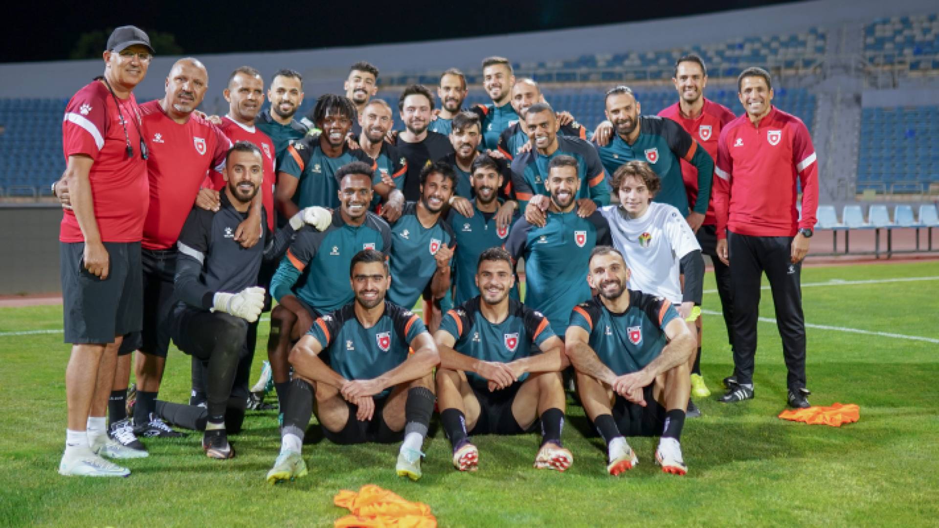 ولي العهد ولاعبي المنتخب الوطني لكرة القدم