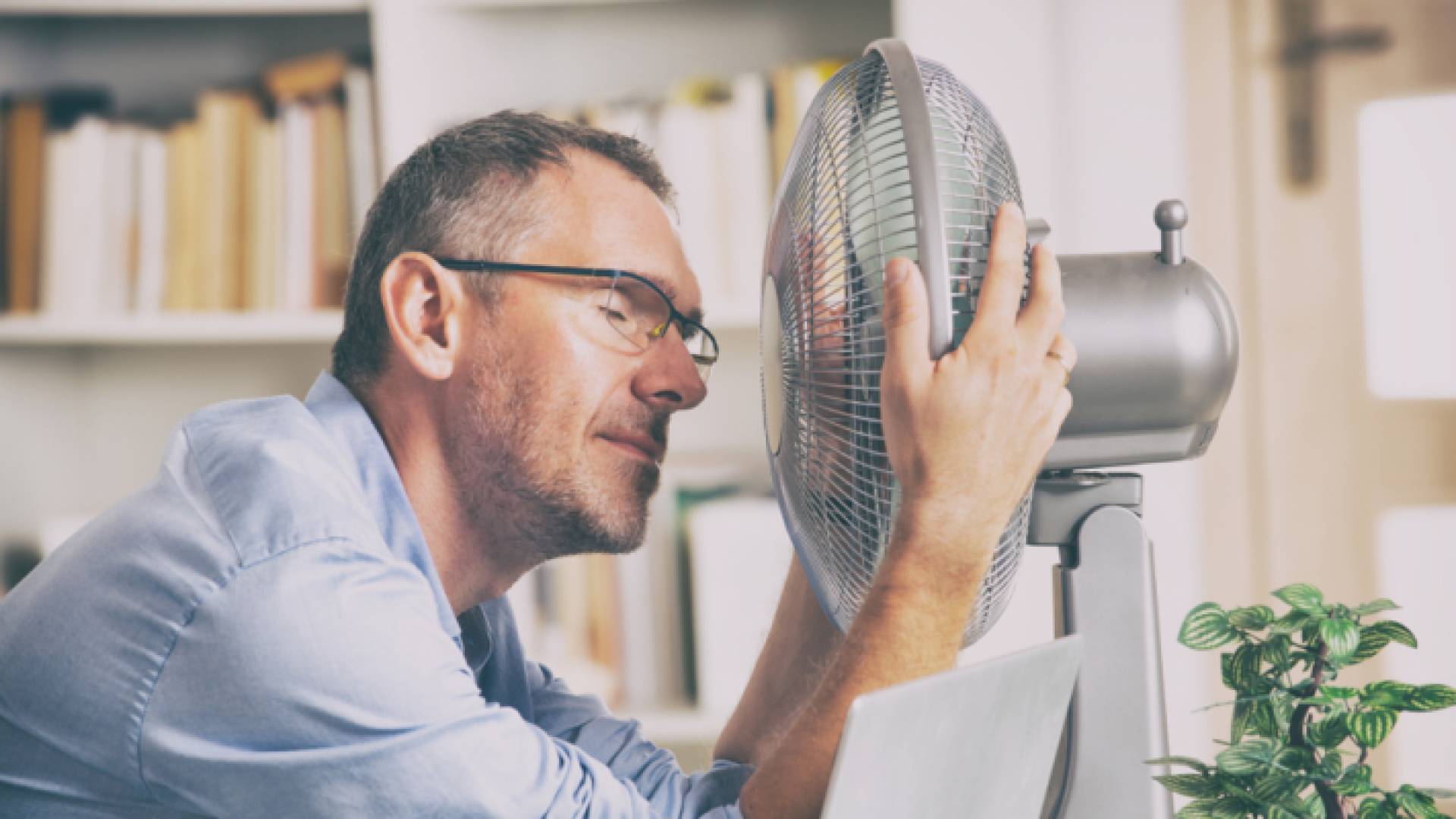 رجل يجلس أمام "مروحة"