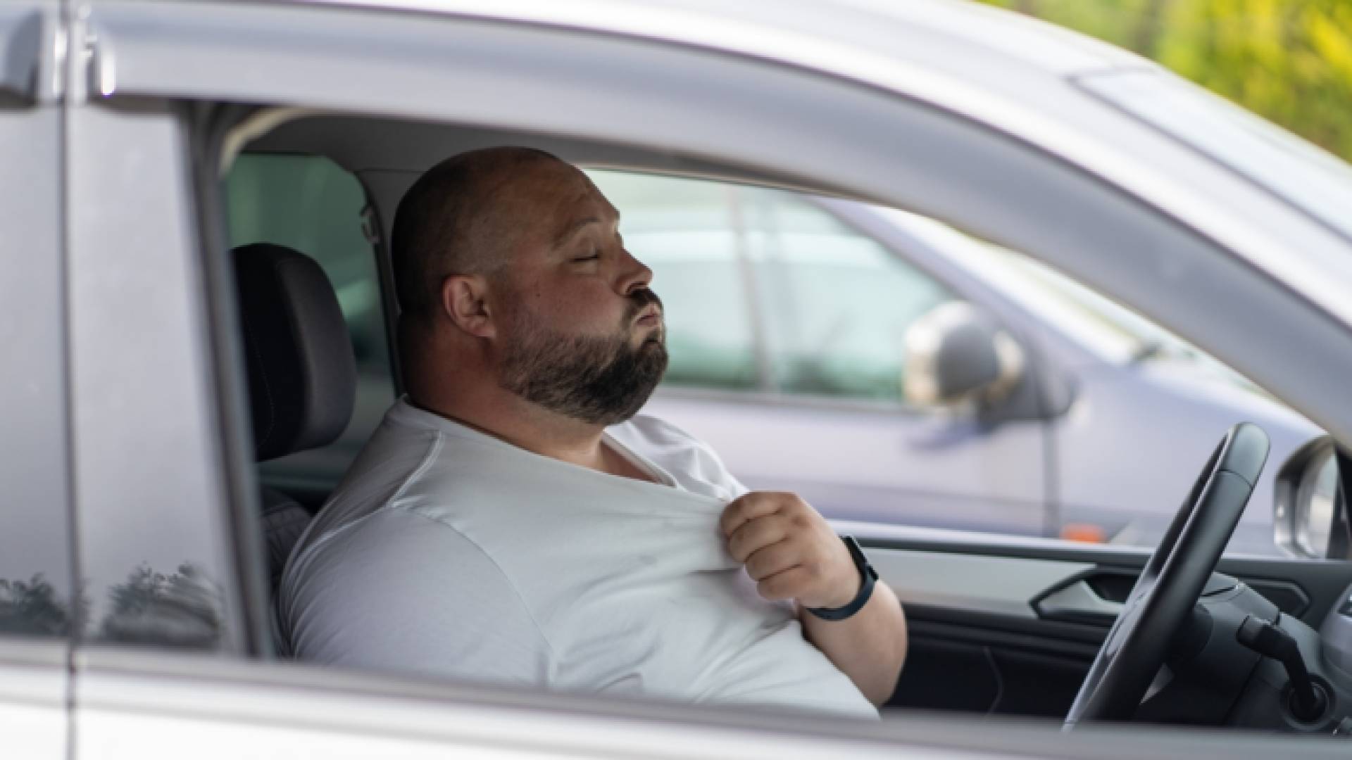 شخص يعاني من ضيق تنفس في أجواء حارة