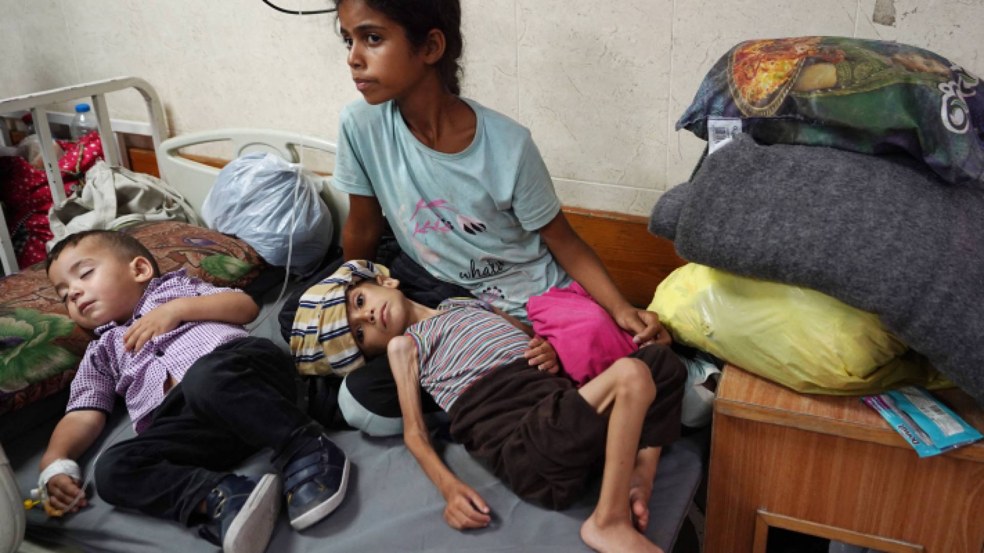 فلسطينيون في مستشفى شهداء الأقصى في دير البلح وسط غزة