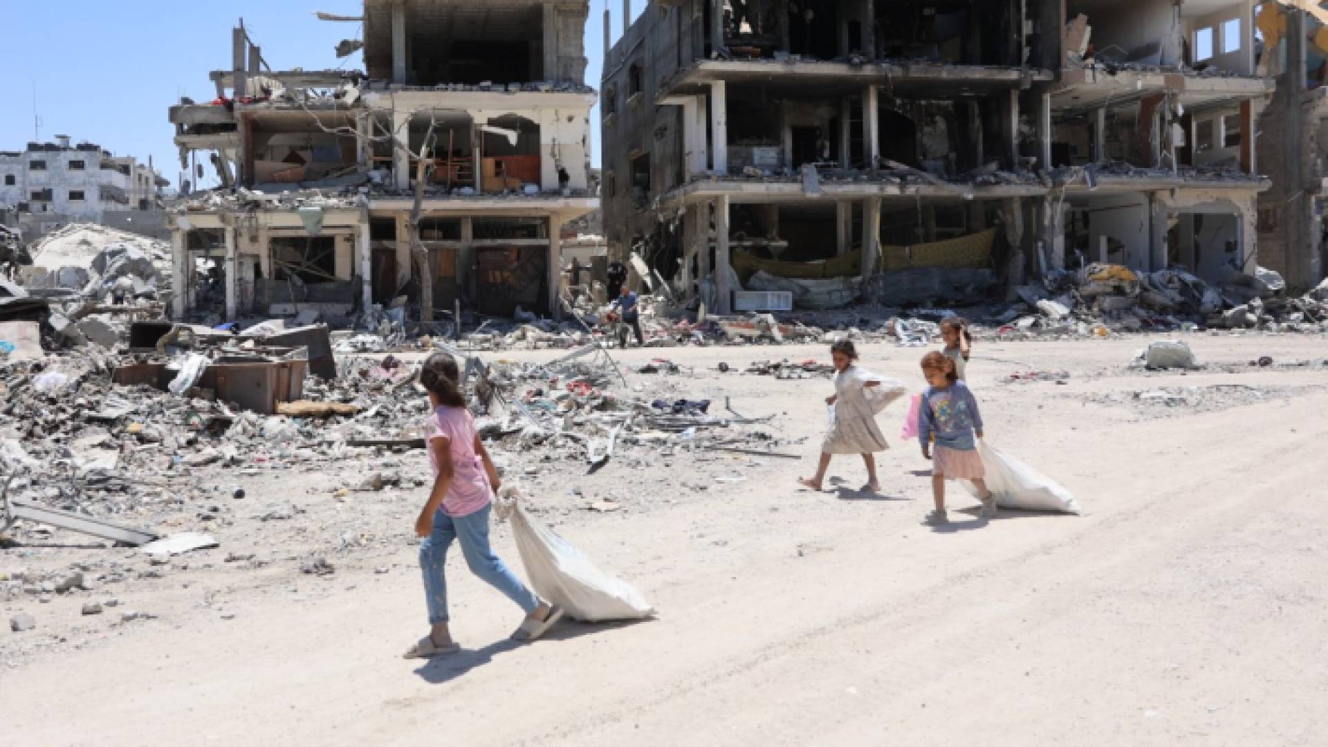 أطفال غزة بين الركام