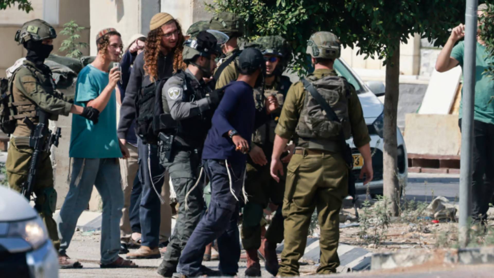 مستوطنون يقتحمون مقام قبر يوسف