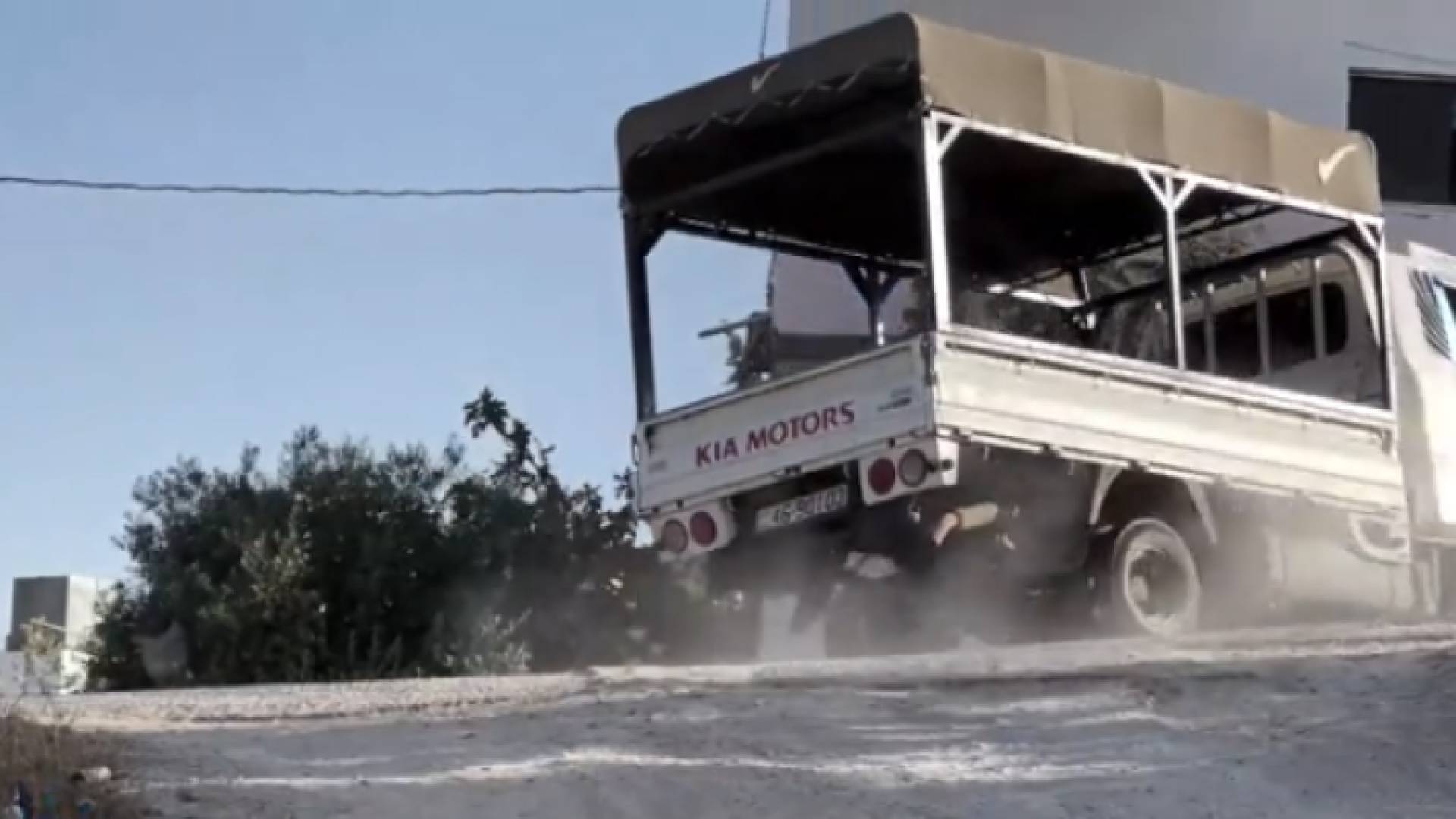 طريق في حي نضال بجرش