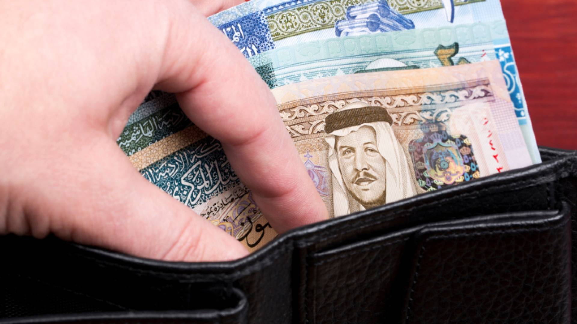 شخص يحمل محفظة نقود