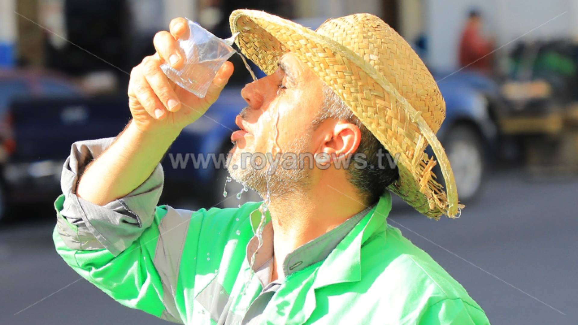 عامل وطن يسكب المياه على وجهه في ظل ارتفاع درجات الحرارة