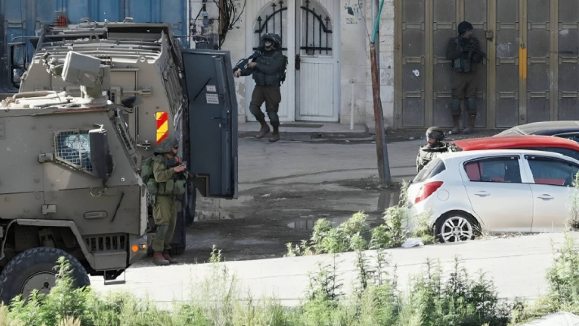 قوات الاحتلال تشن حملة اعتقالات ومداهمات في الضفة الغربية