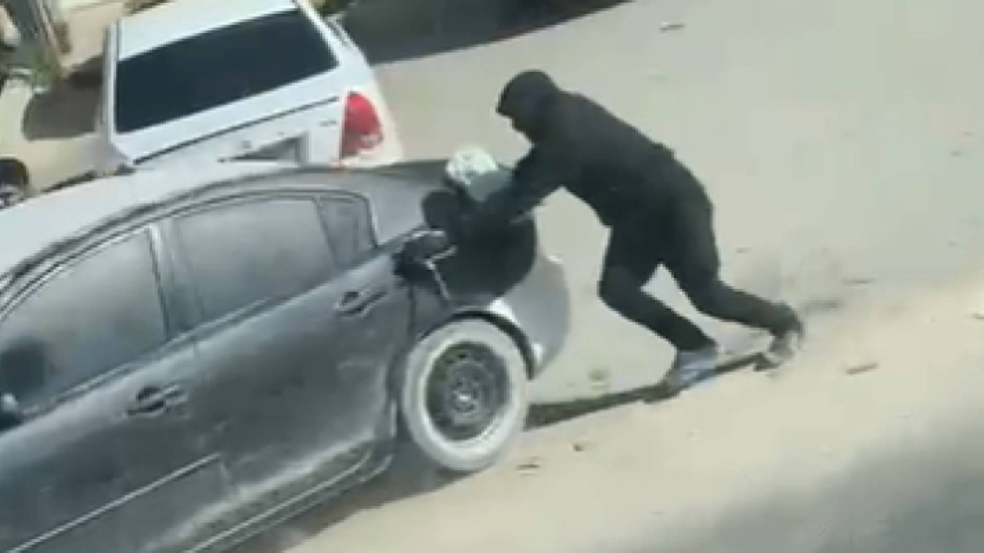 شخص مسلح خلال تنفيذه سطو على بنك في بيت لحم