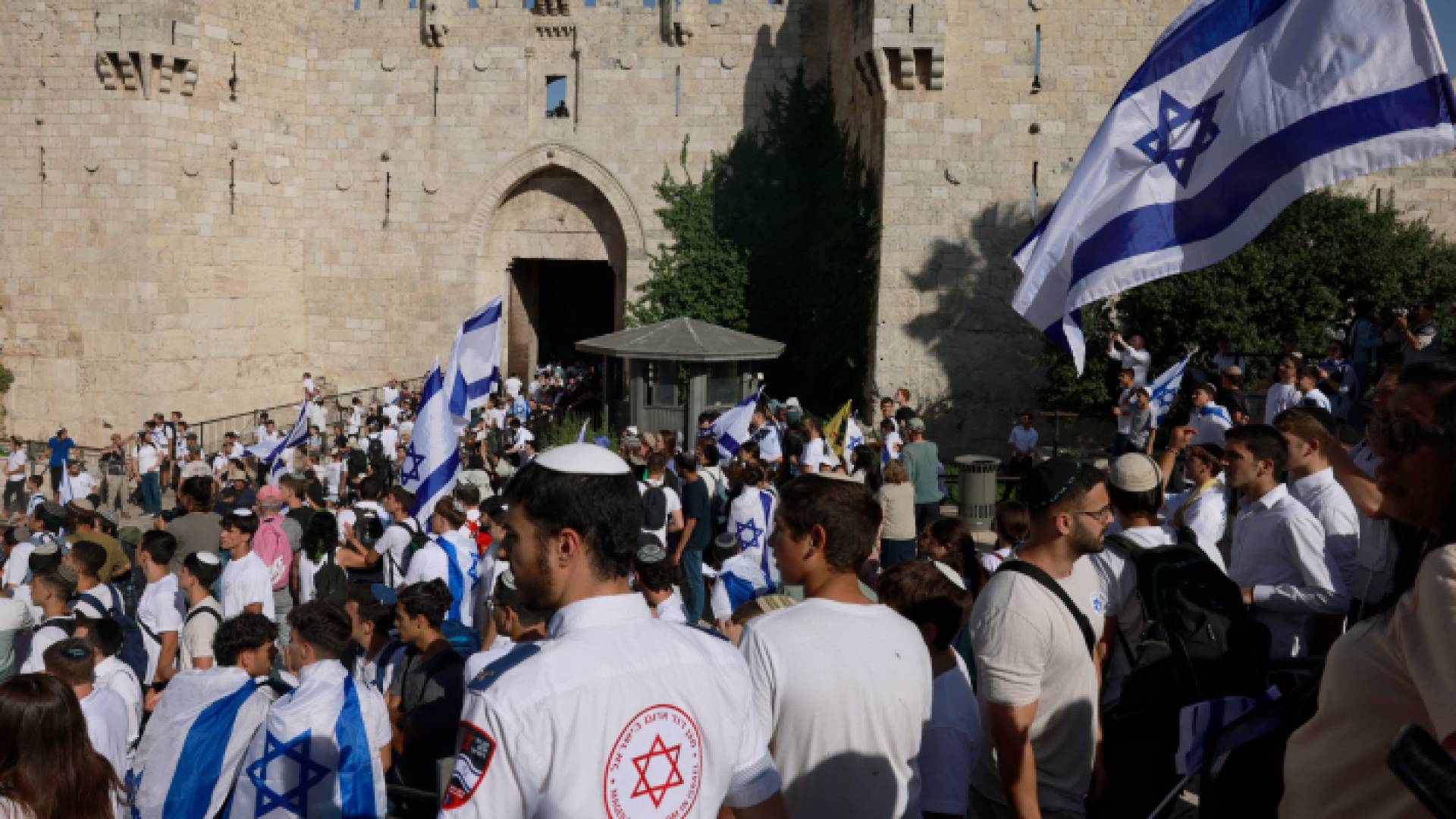 مستوطنون يتجمهرون عند باب العامود بالقدس المحتلة تحضيرا لمسيرة الأعلام