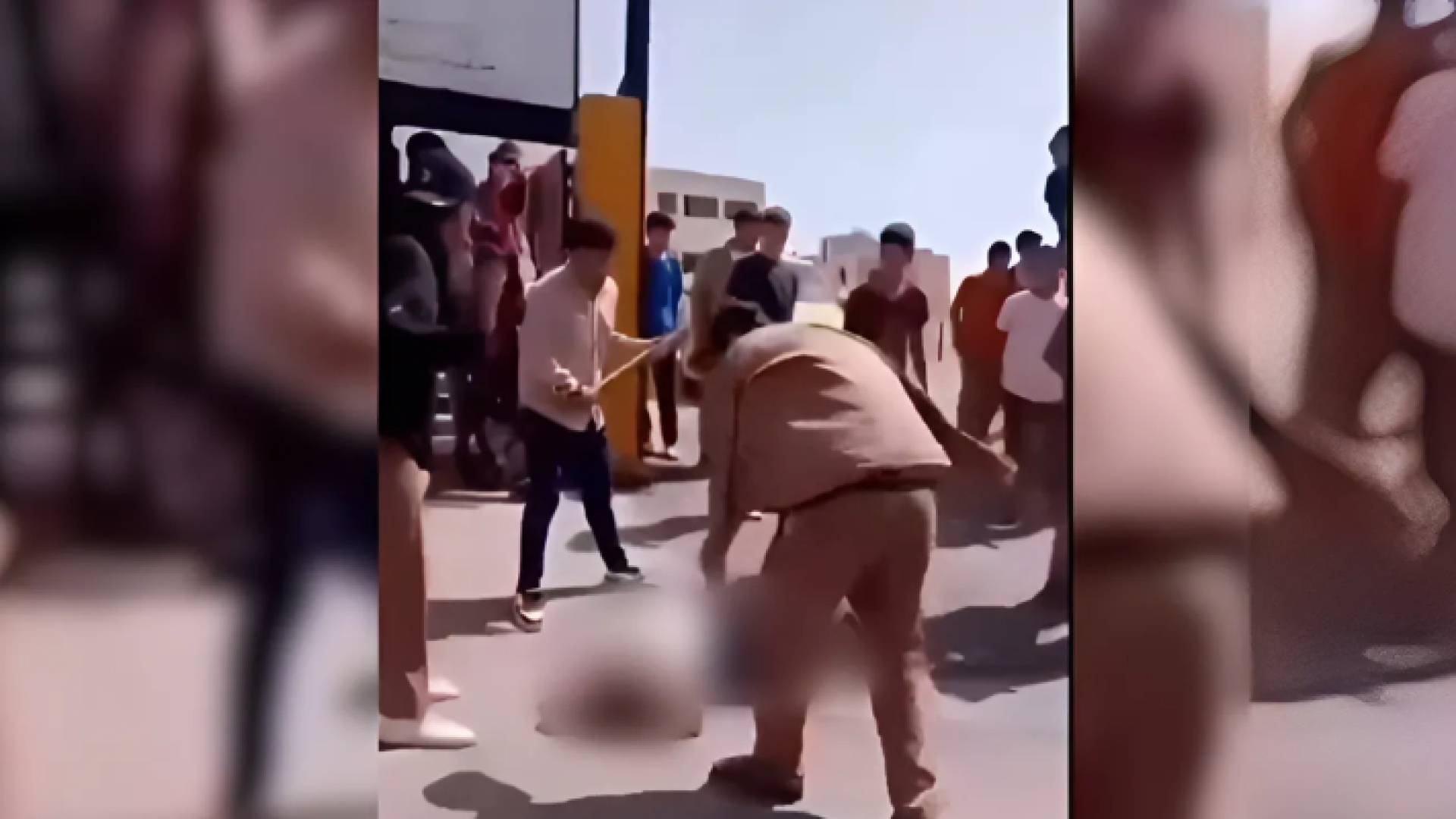 لحظة الاعتداء على معلم في العاصمة عمان