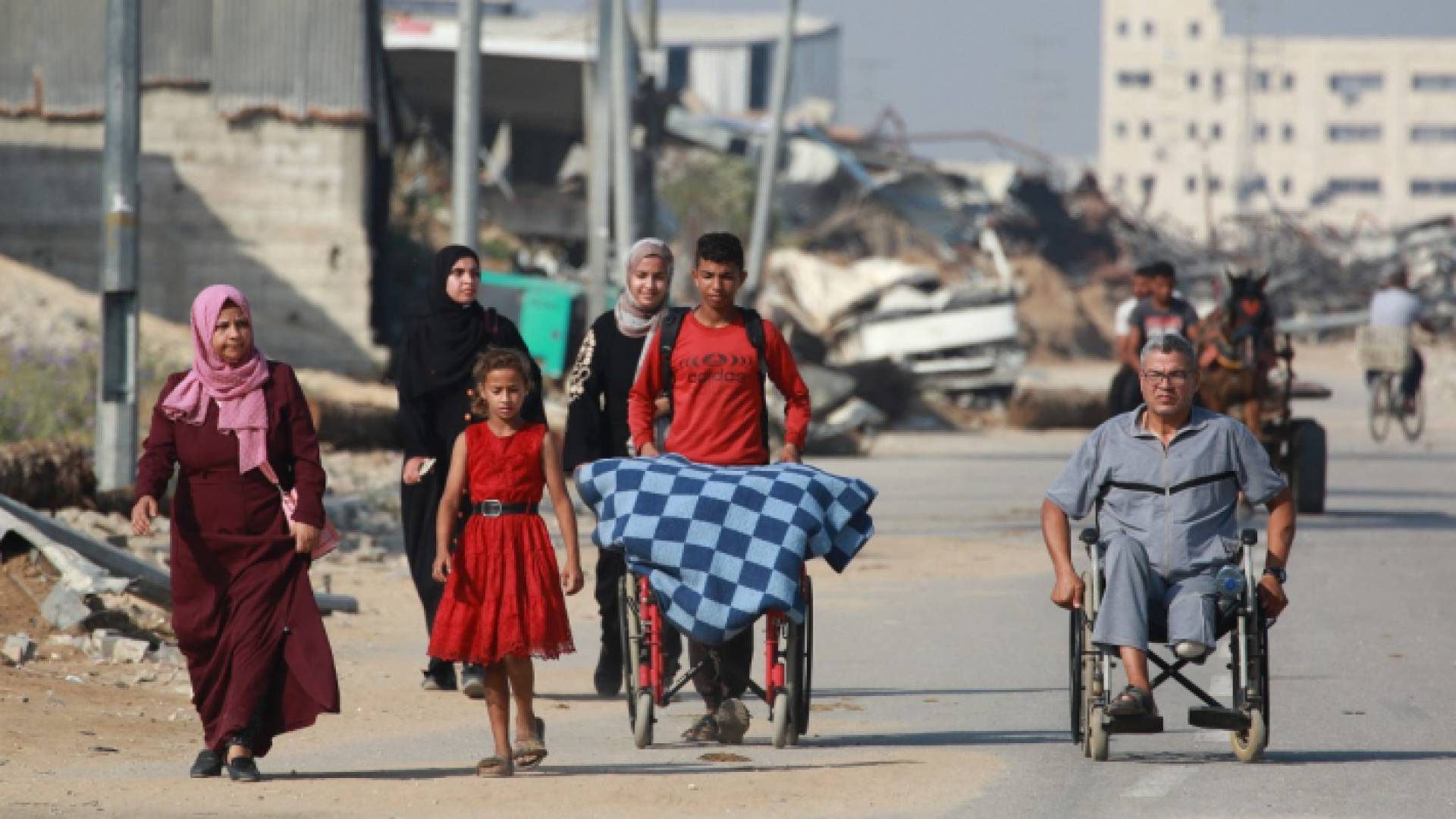 مدنيون نازحون يفرون من شرق البريج وسط قطاع غزة بسبب قصف الاحتلال على المدينة