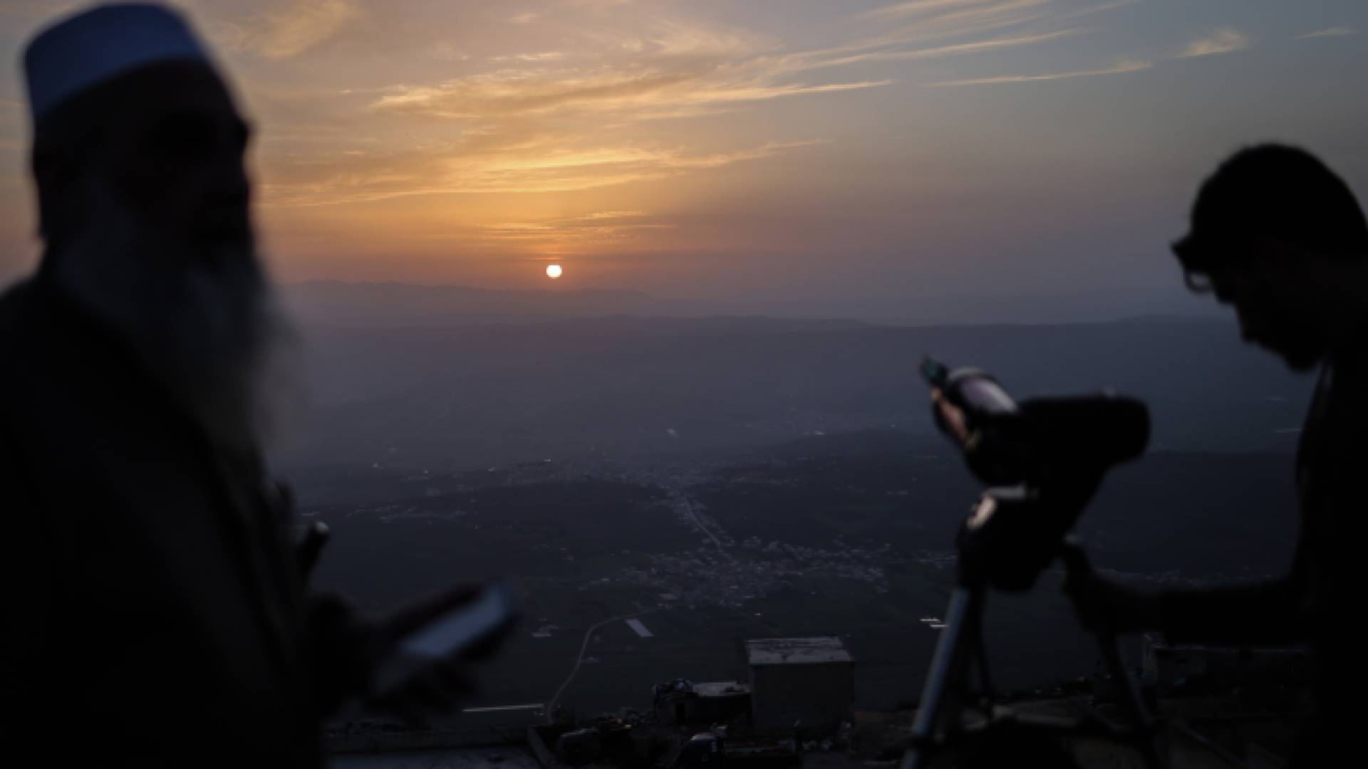 تحري رؤية هلال شهر ذي الحجة