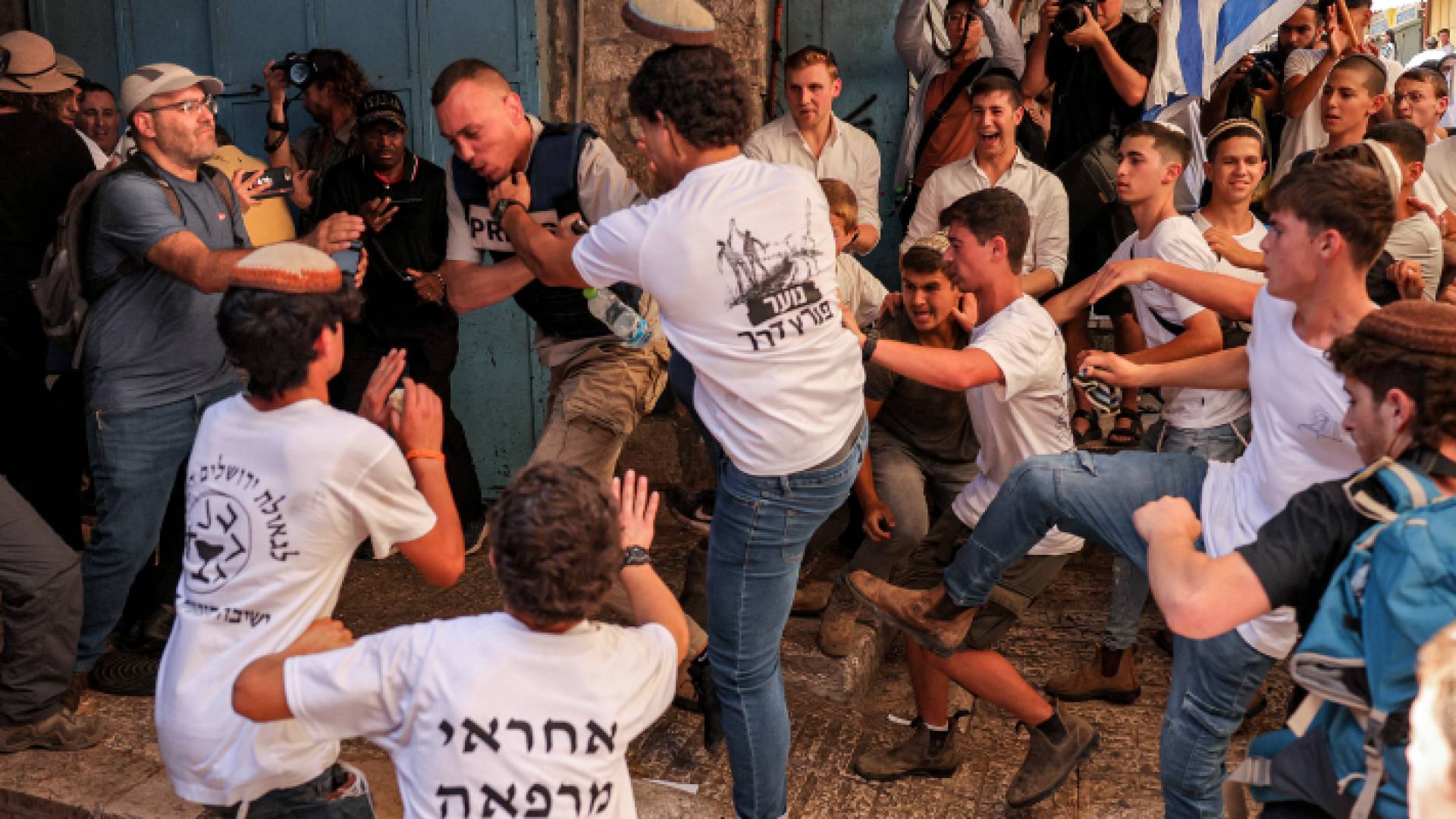 مستوطنون يعتدون على المصور الصحفي الفلسطيني سيف القواسمي