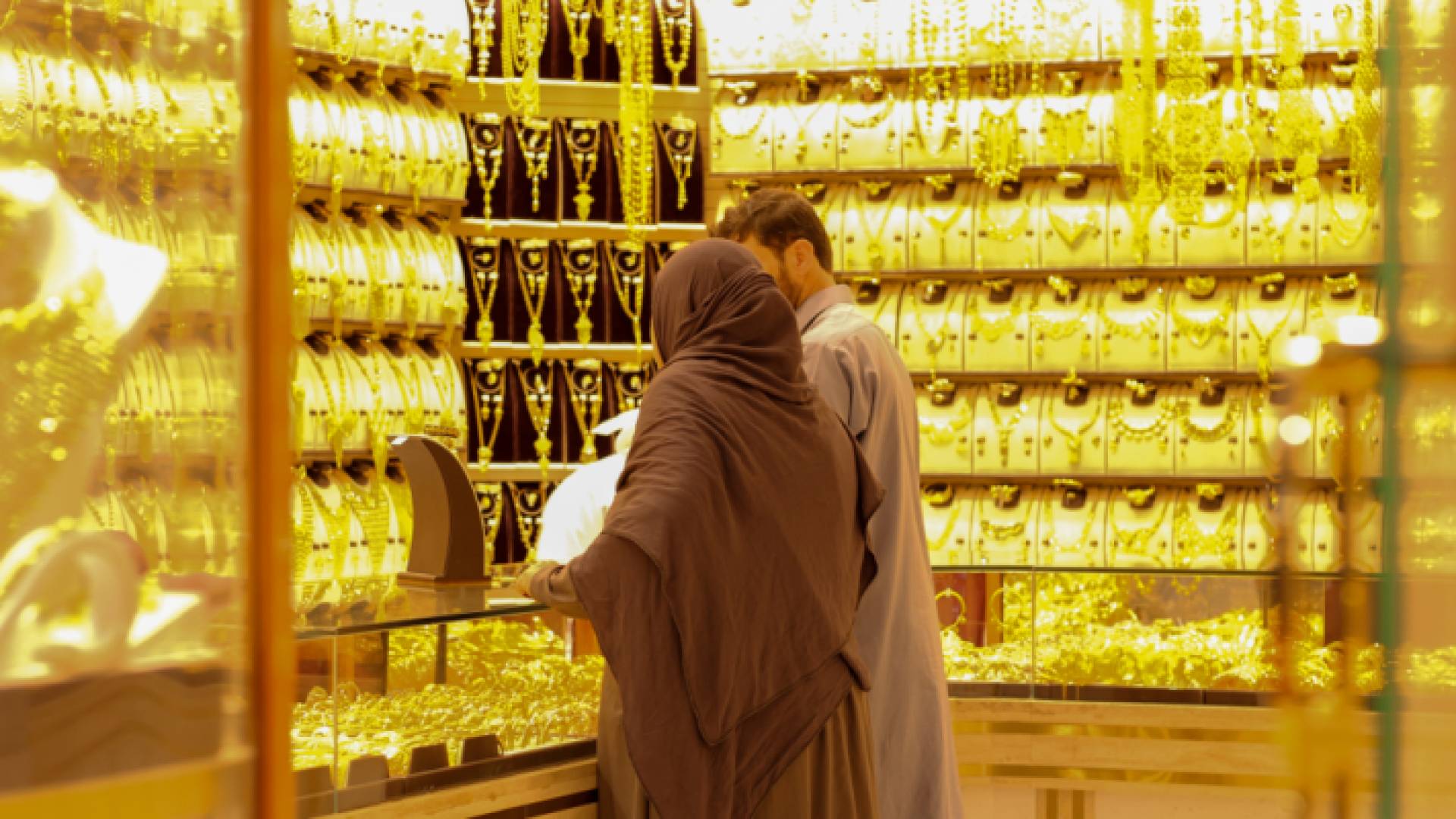 رجل وسيدة داخل محل للذهب
