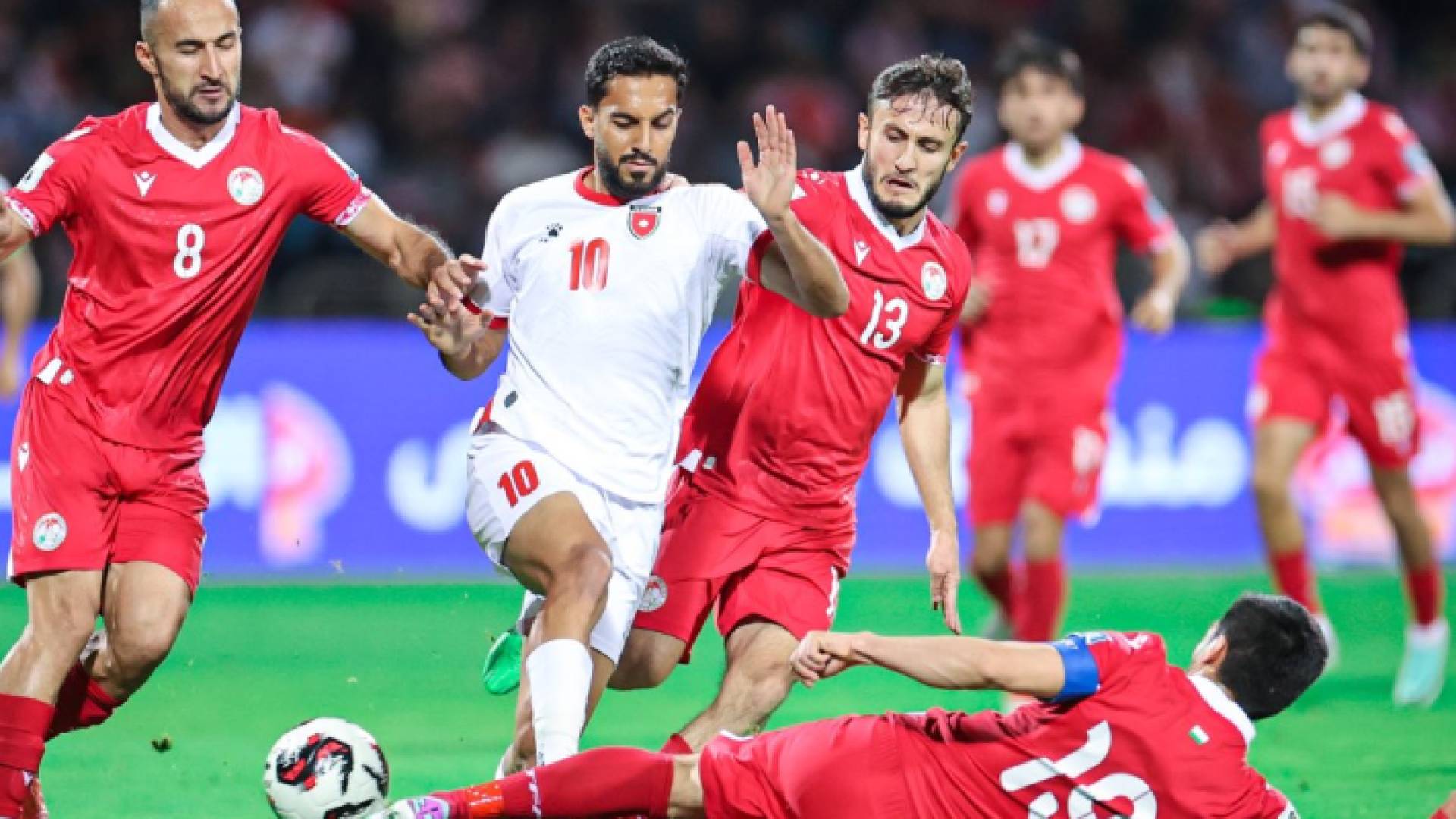 موسى التعمري يراوغ لاعبي طاجكستان