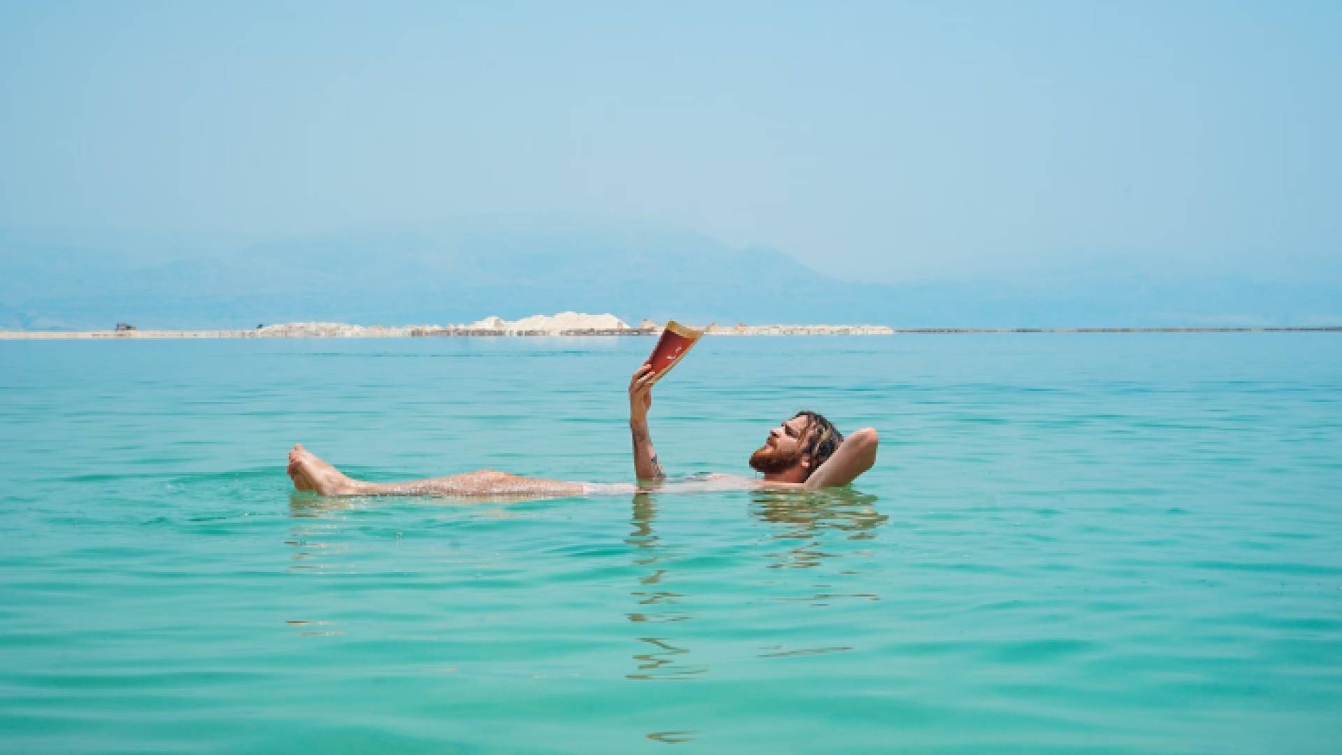 سائح يستجم في مياه البحر الميت - أرشيفية