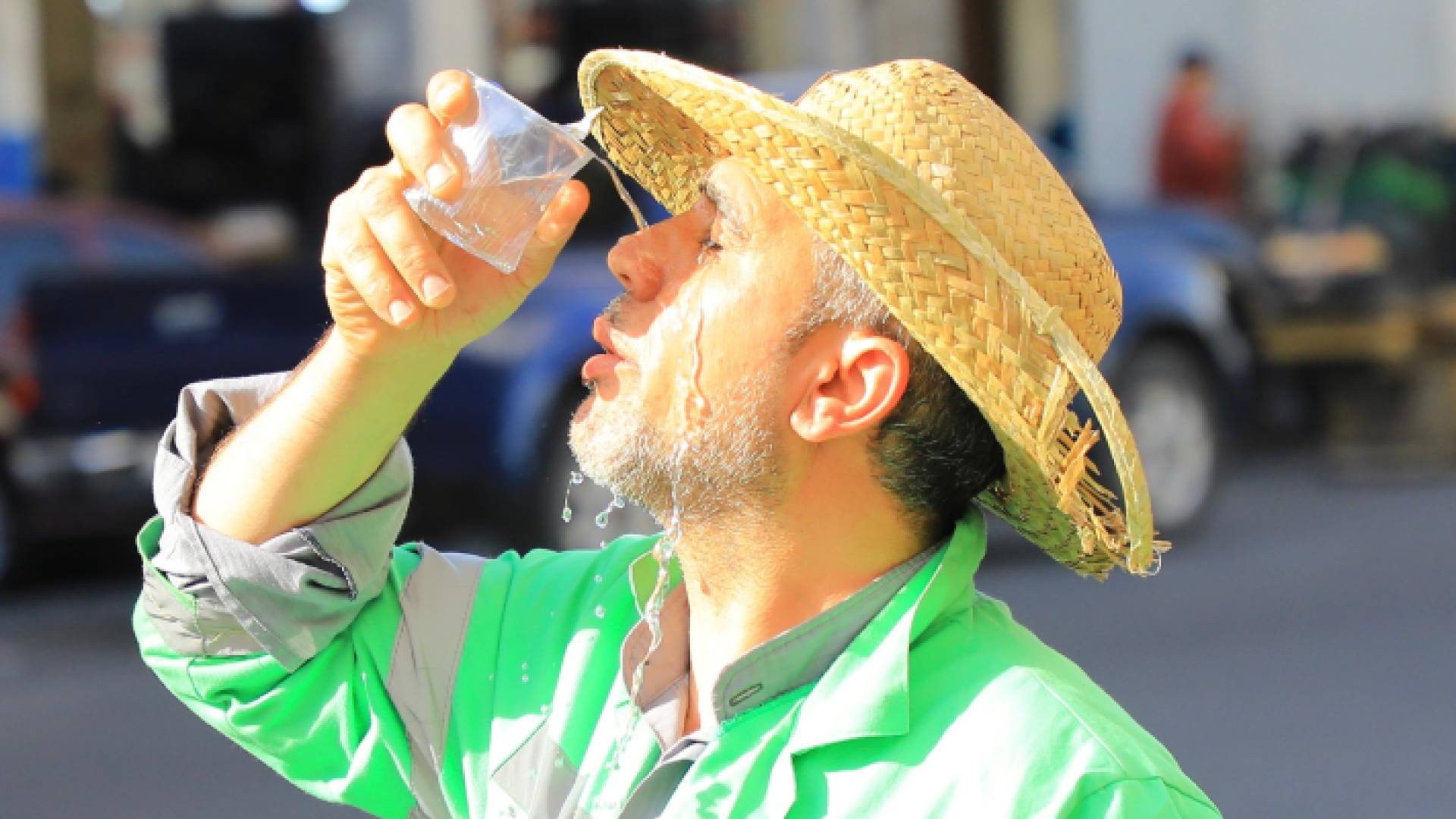 شخص يسكب المياه على وجهه خلال موجة حر سابقة - أرشيفية