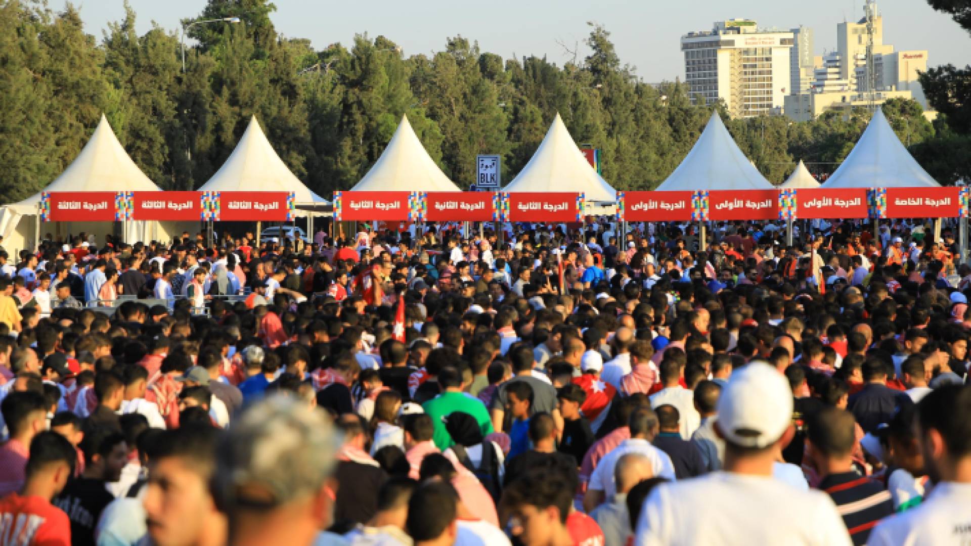 الجماهير التتوافد على ستاد عمان لدعم نشامى الأردن