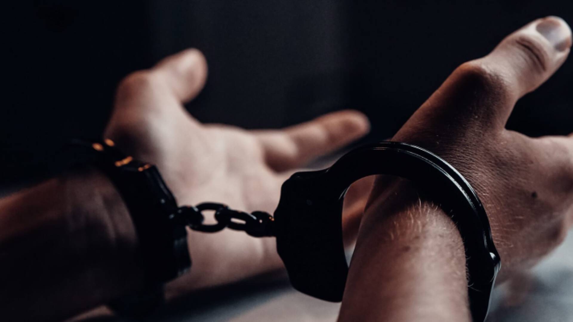 تقييد أيدي متهم - تعبيرية