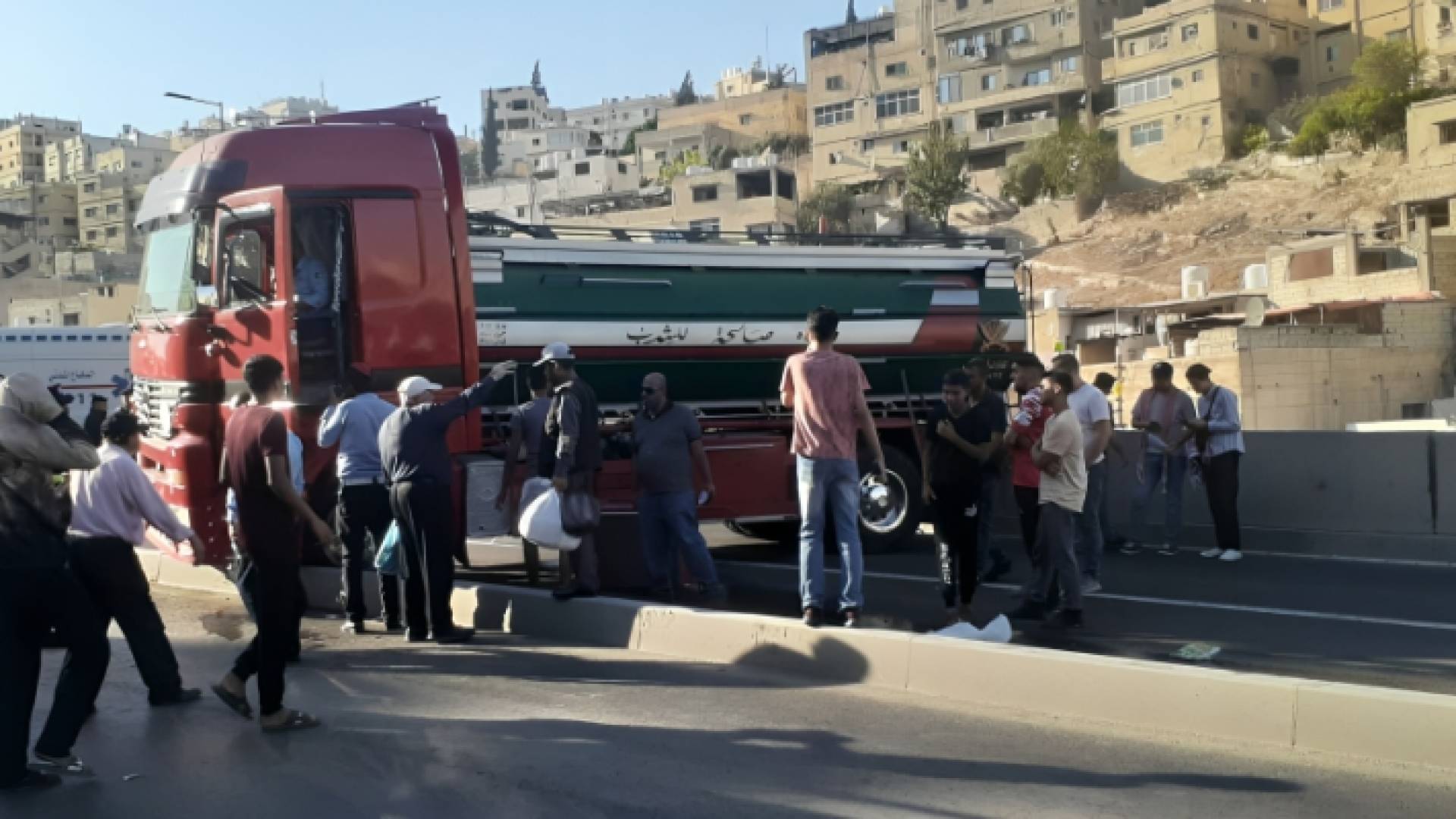 تنك الماء الذي تعرض لحادث تدهور في شارع الاستقلال