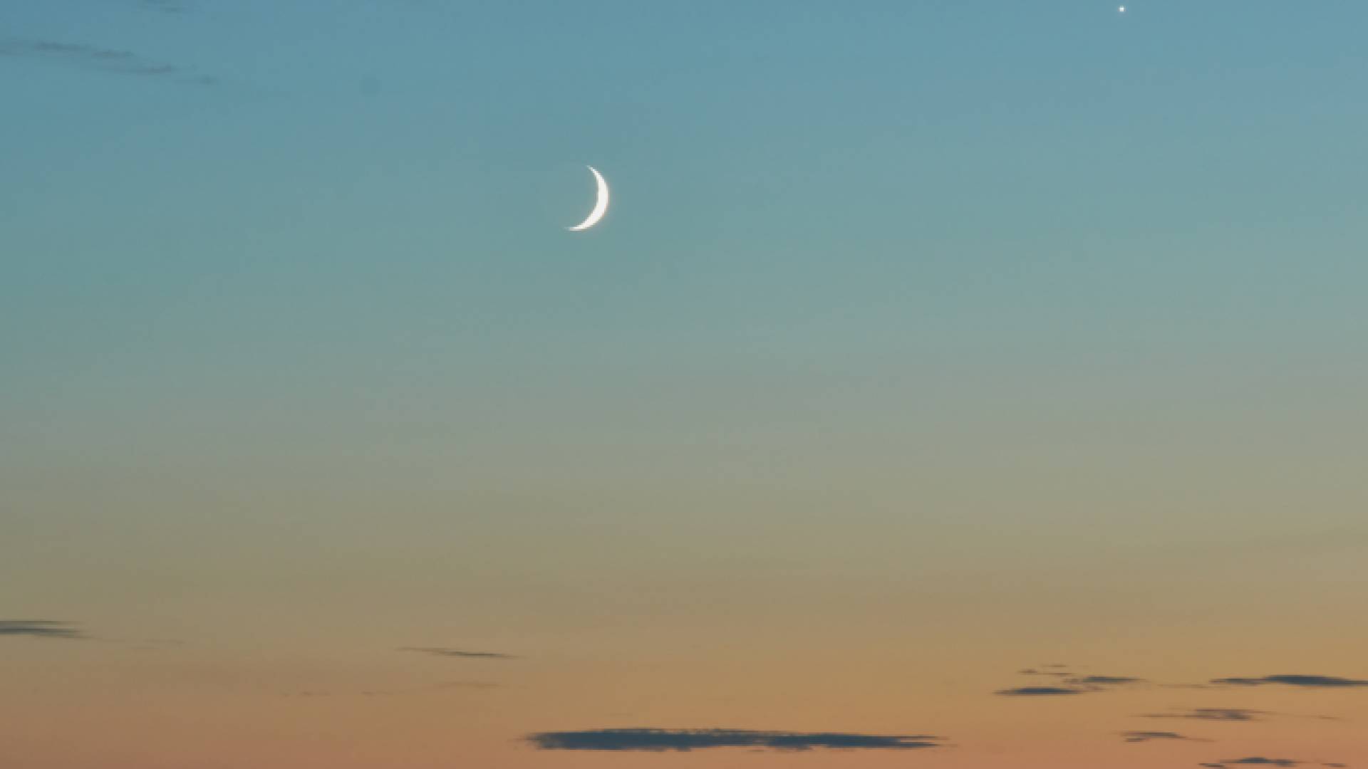 هلال يتوسط السماء "تعبيرية"