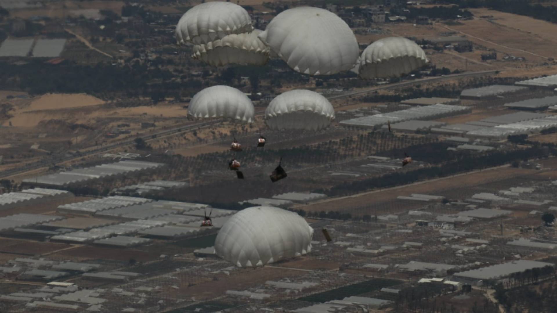 إنزال مساعدات إلى قطاع غزة