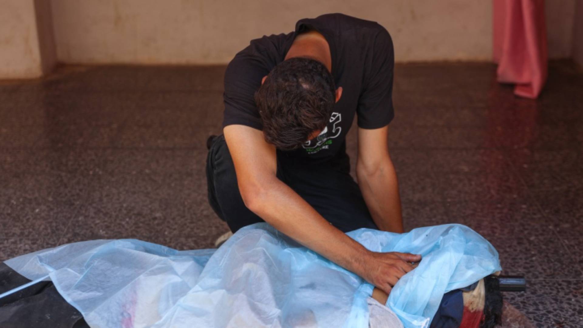 فلسطيني يبكي أحد أفراد عائلته بغزة