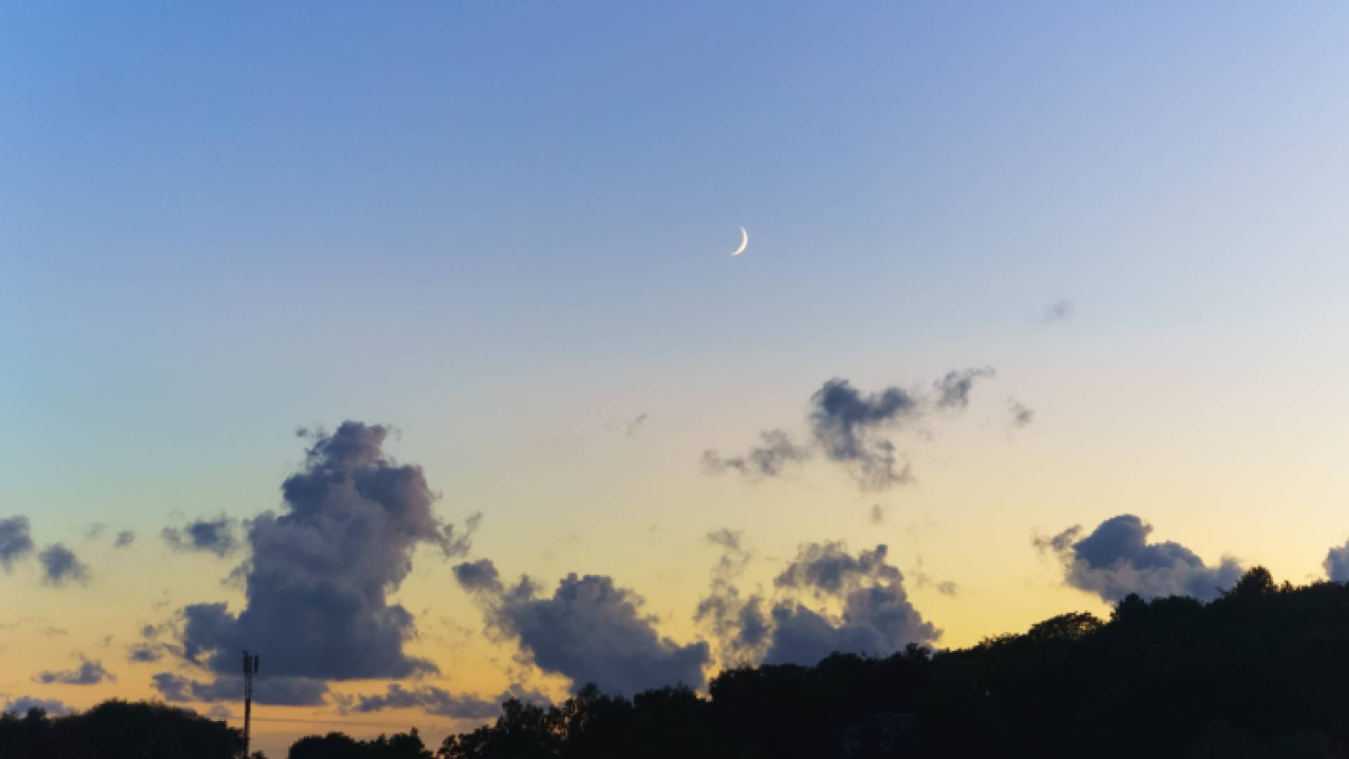 هلال يتوسط السماء "تعبيرية"