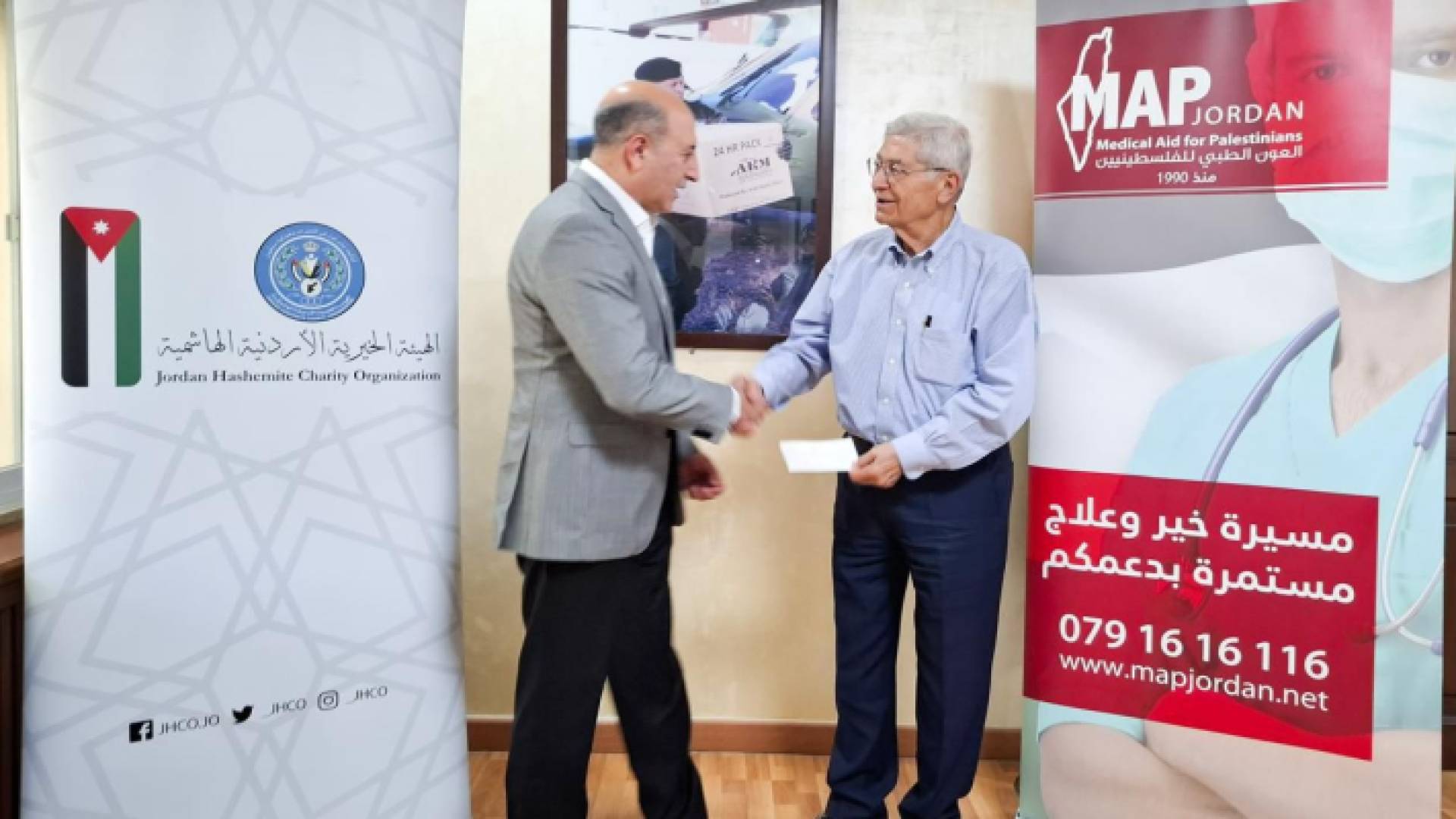 خلال تسليم رئيس الهيئة الإدارية للجمعية الأردنية للعون الطبي للفلسطينيين السيد ميشيل فائق الصايغ المساعدات