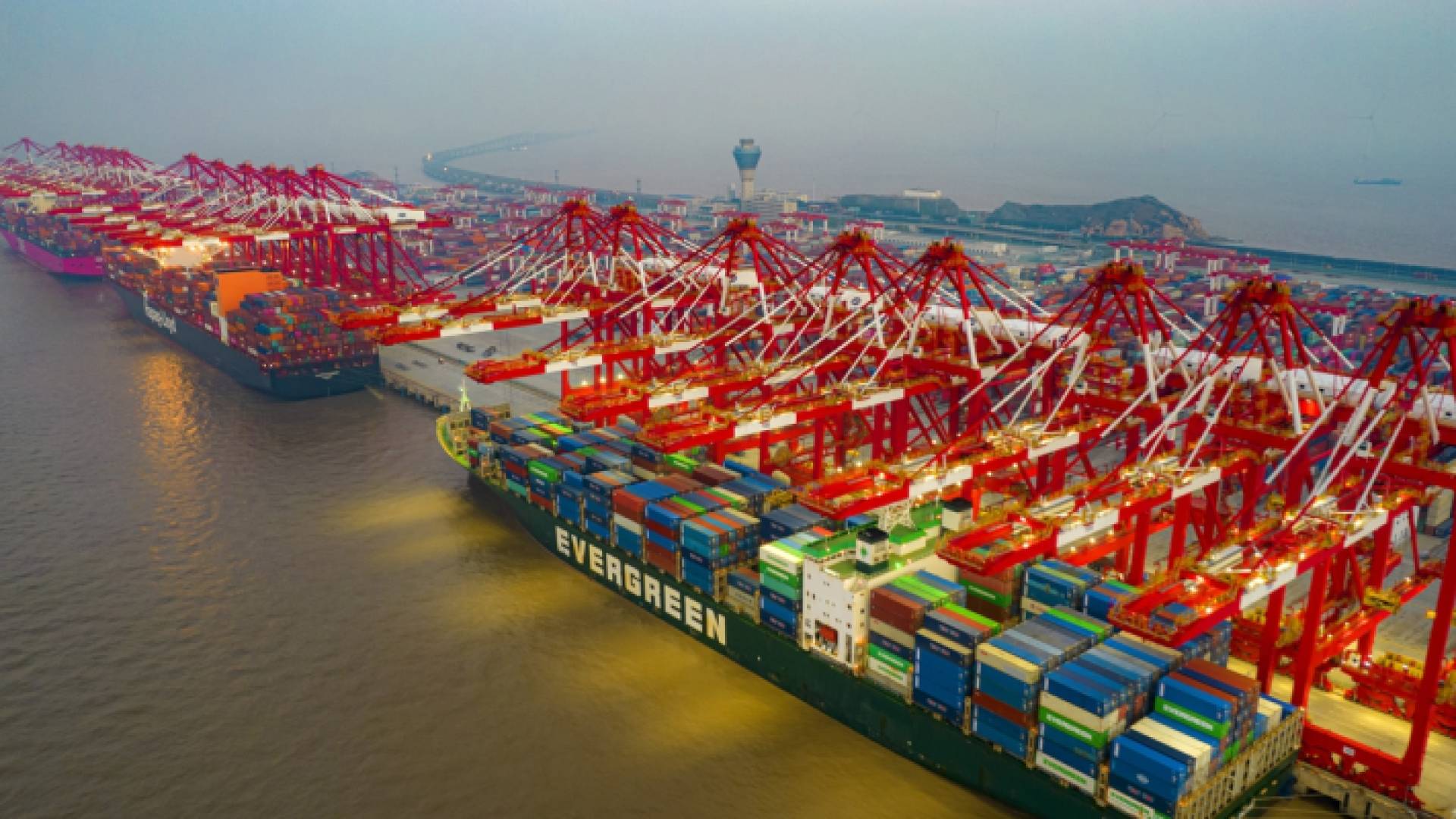 أحد الموانئ في الصين