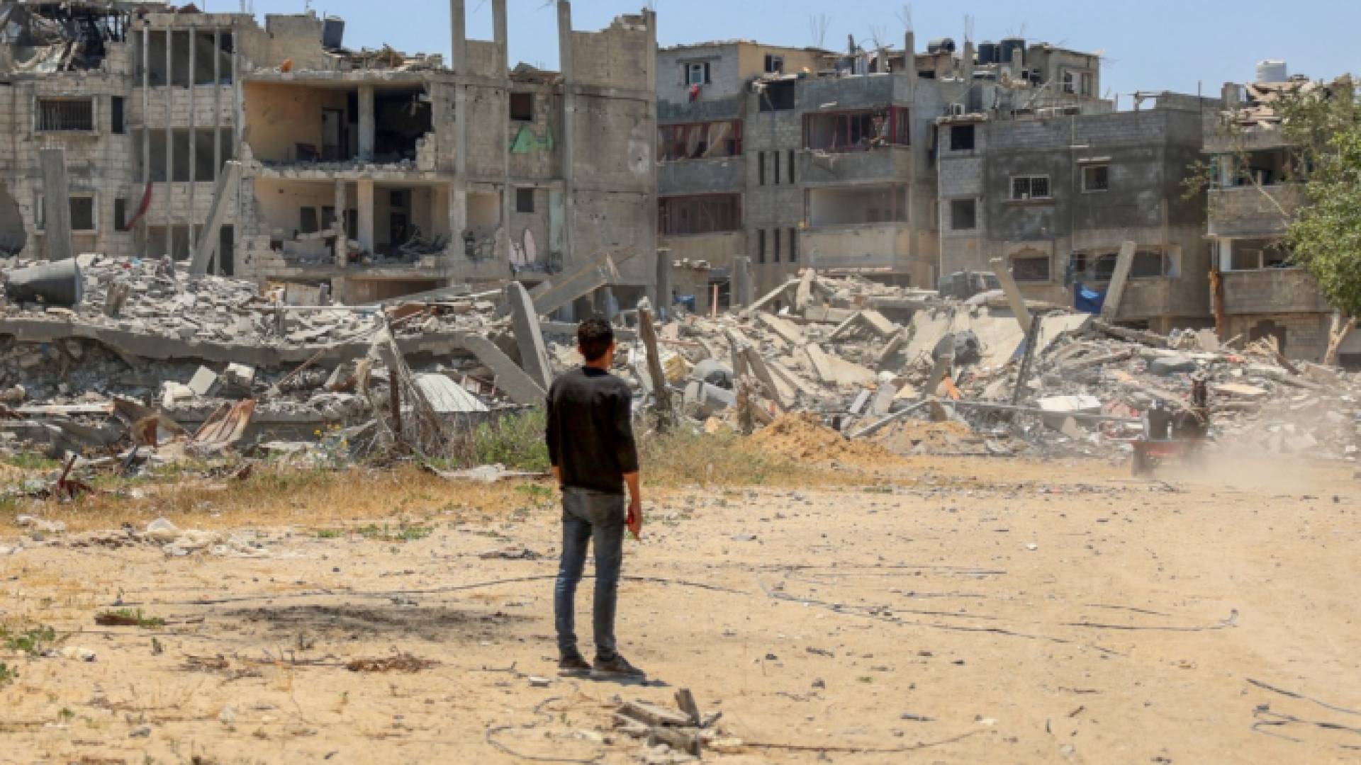 فلسطيني ينظر إلى الدمار في قطاع غزة