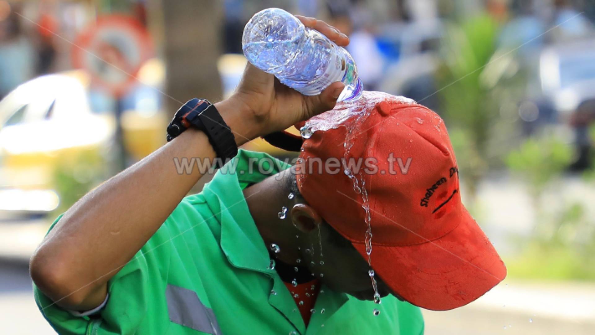 عامل وطن يسكب المياه على رأسة إثر ارتفاع درجات الحرارة