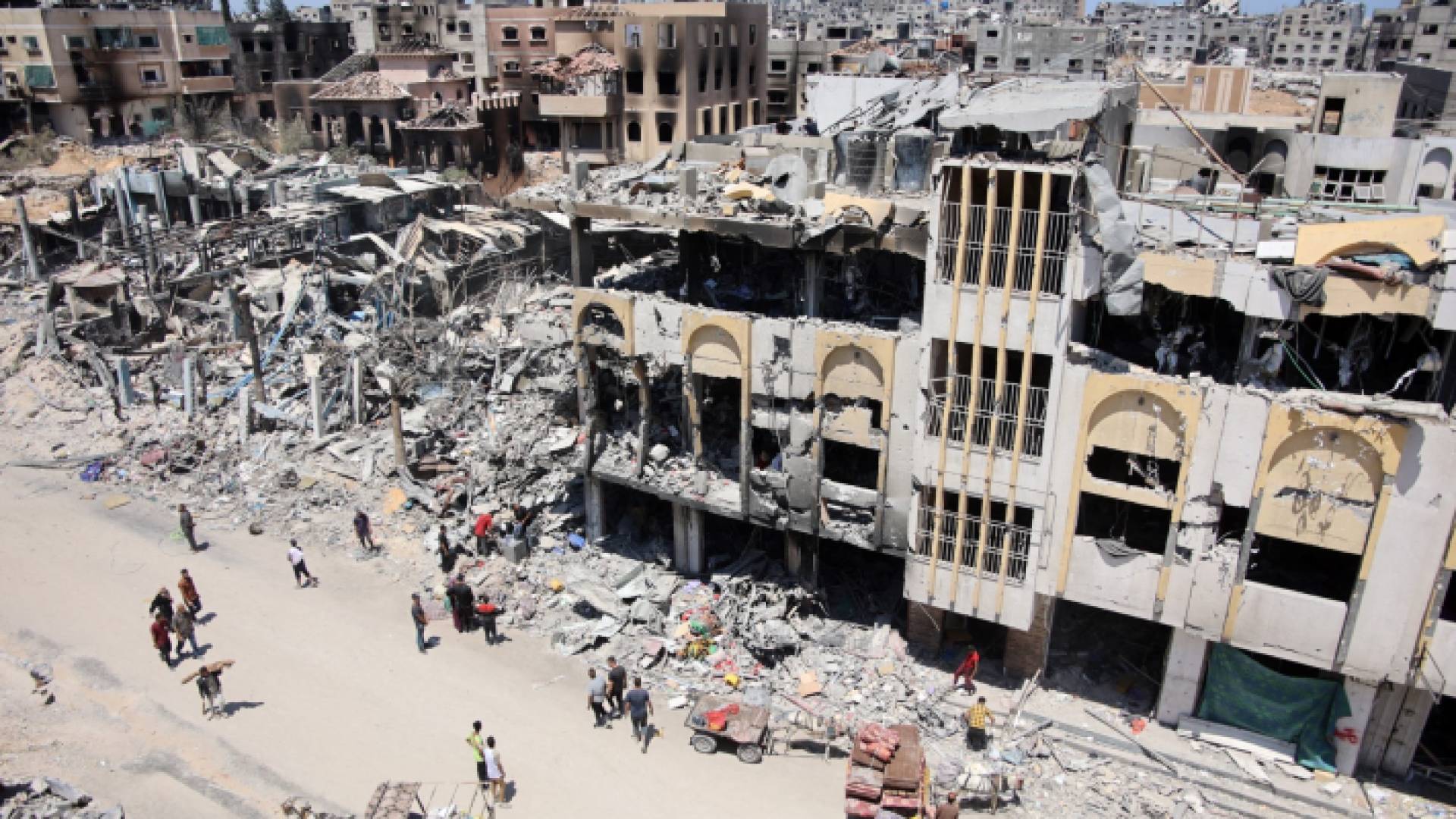 فلسطينيون أثناء نزوحهم من مخيم جباليا شمال قطاع غزة